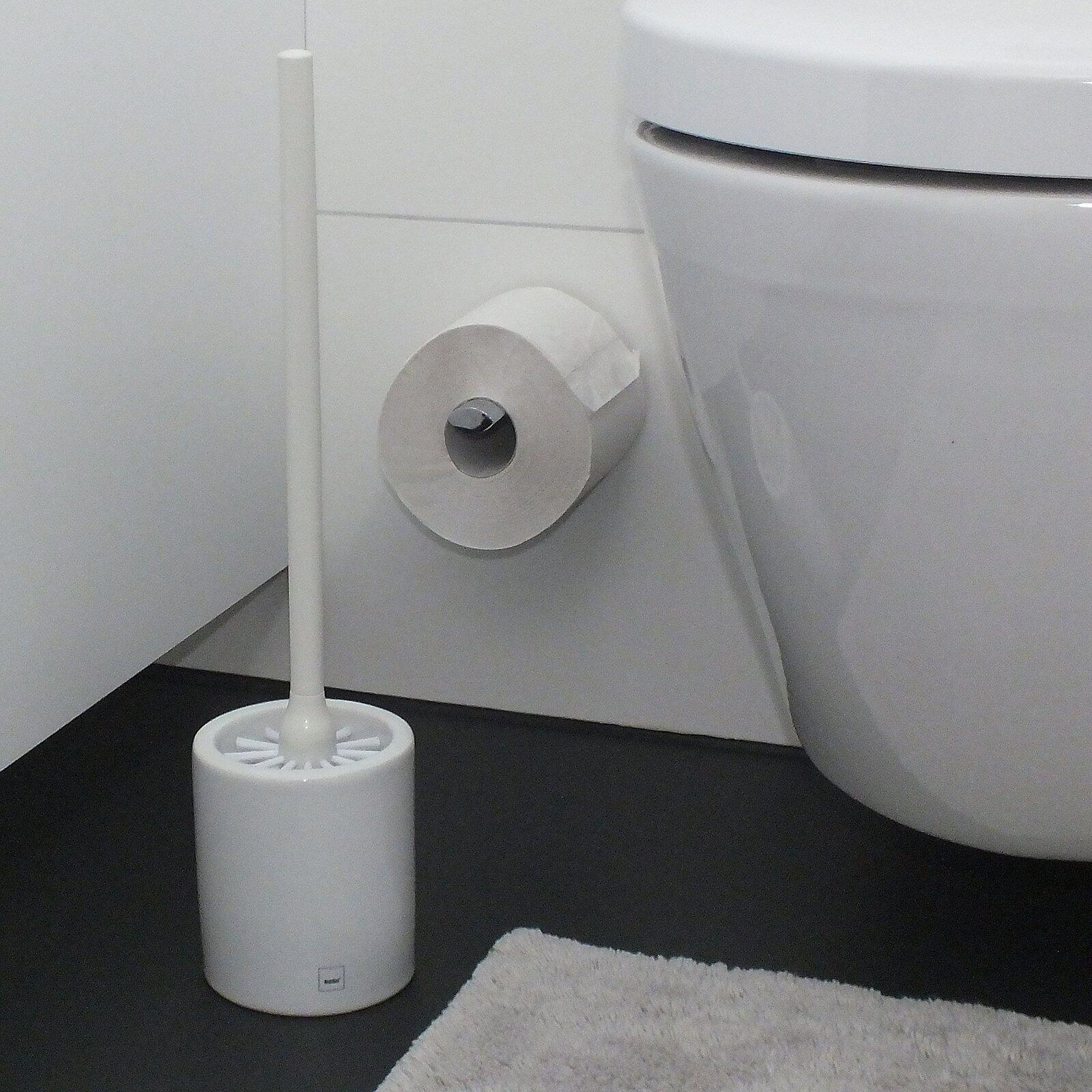 Weiße WC-Garnitur "Mono" mit zylindrischem Fuß aus Vogelperspektive, präsentiert in einem modernen Badezimmerambiente.