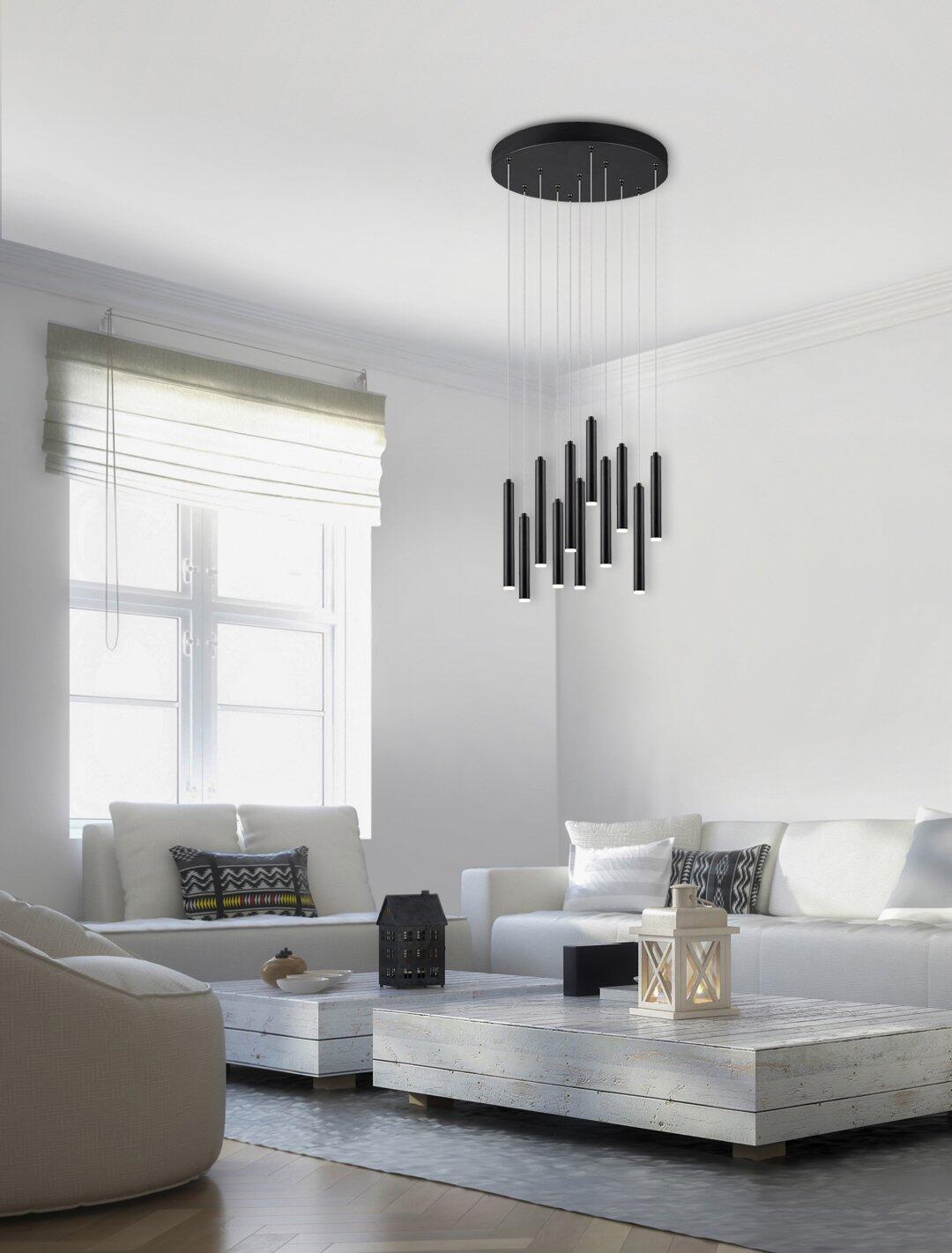 Pendelleuchte Tubular im modernen Wohnzimmer, bestehend aus vertikal angeordneten, unterschiedlich langen schwarzen Elementen, die von der Decke hängen.