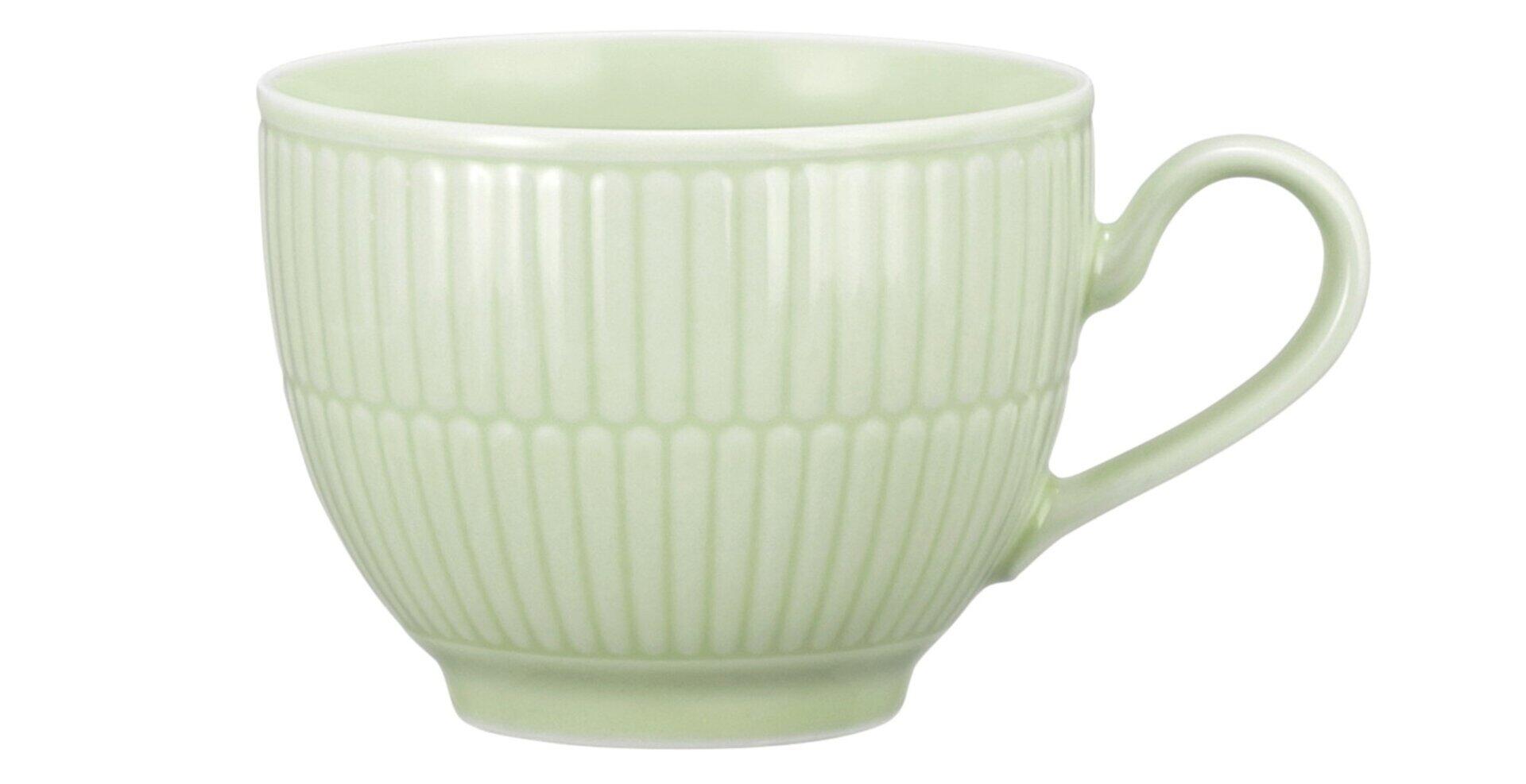 Helle, strukturierte Kaffeetasse Amina mit Henkel, konische Form und breitem Fuß, seitlich abgebildet.