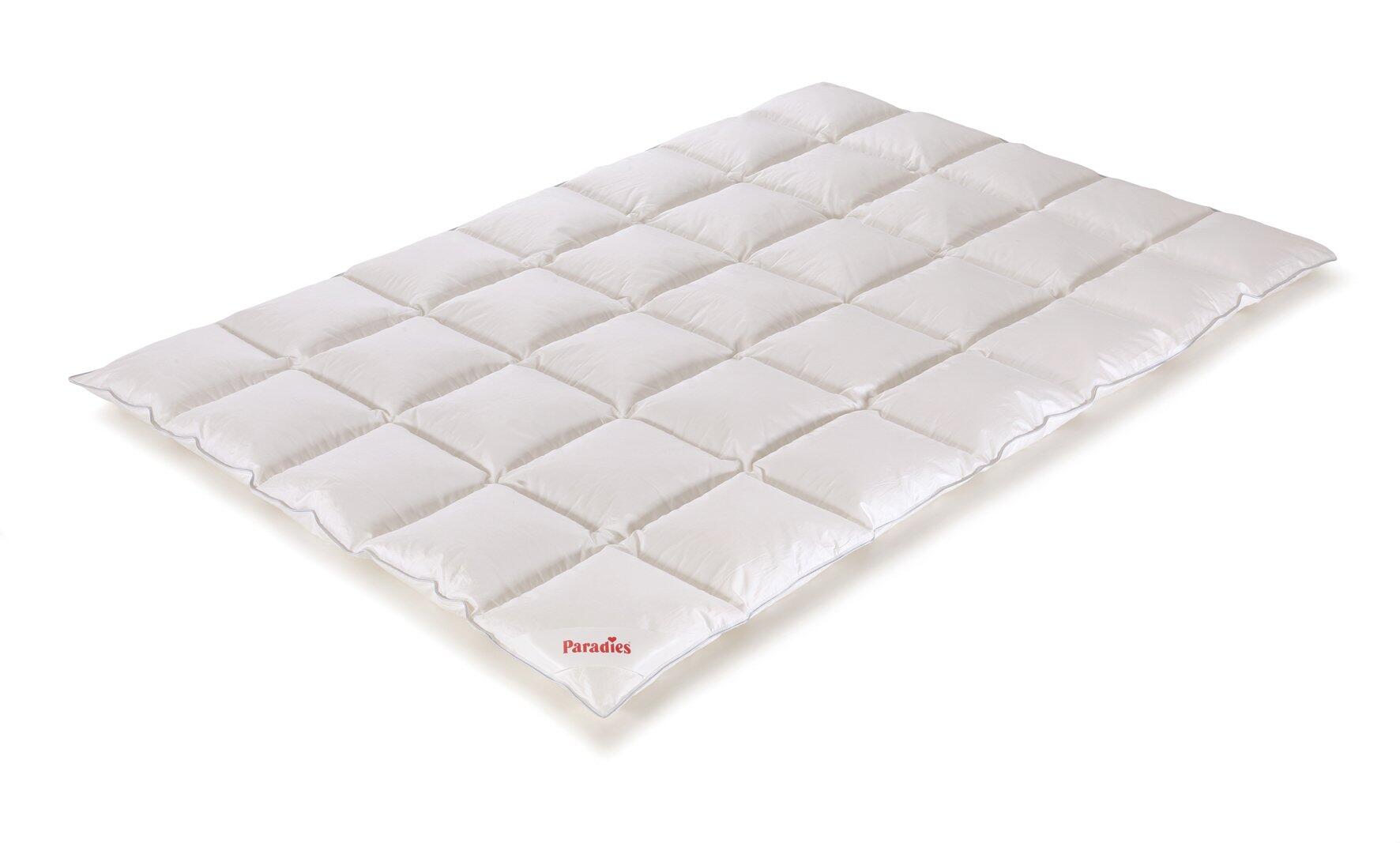 Ganzjahresbettdecke Melinda: Helle, flach verpackte Bettdecke mit Karomuster aus miteinander verbundenen Kammern und "Paradies"-Logo.
