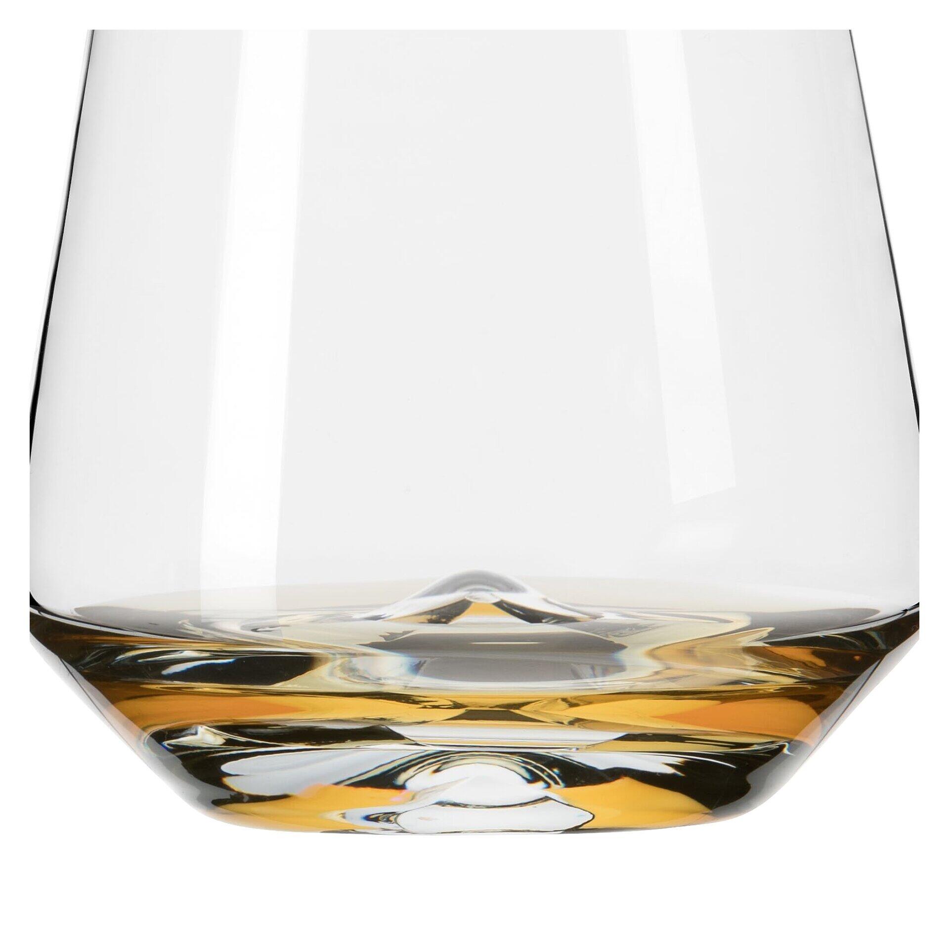 Whisky Tumbler aus transparentem Glas mit bernsteinfarbener Flüssigkeit, aufgenommen aus einer unteren Perspektive.