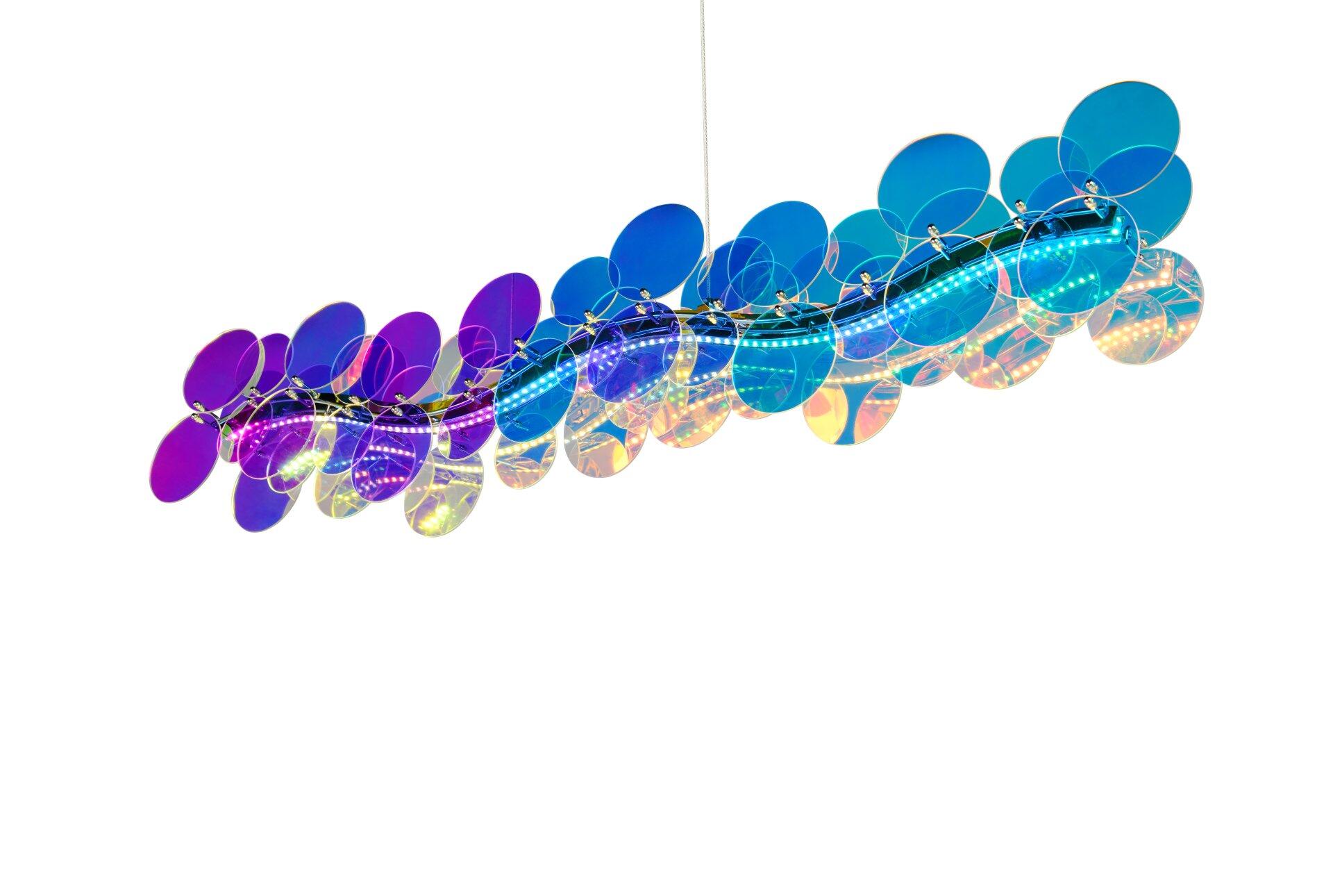Pendelleuchte Pulse mit irisierenden, blau-lila Elementen, die entlang eines gebogenen Metallstabs angeordnet sind und von oben mit blauen LEDs beleuchtet werden.