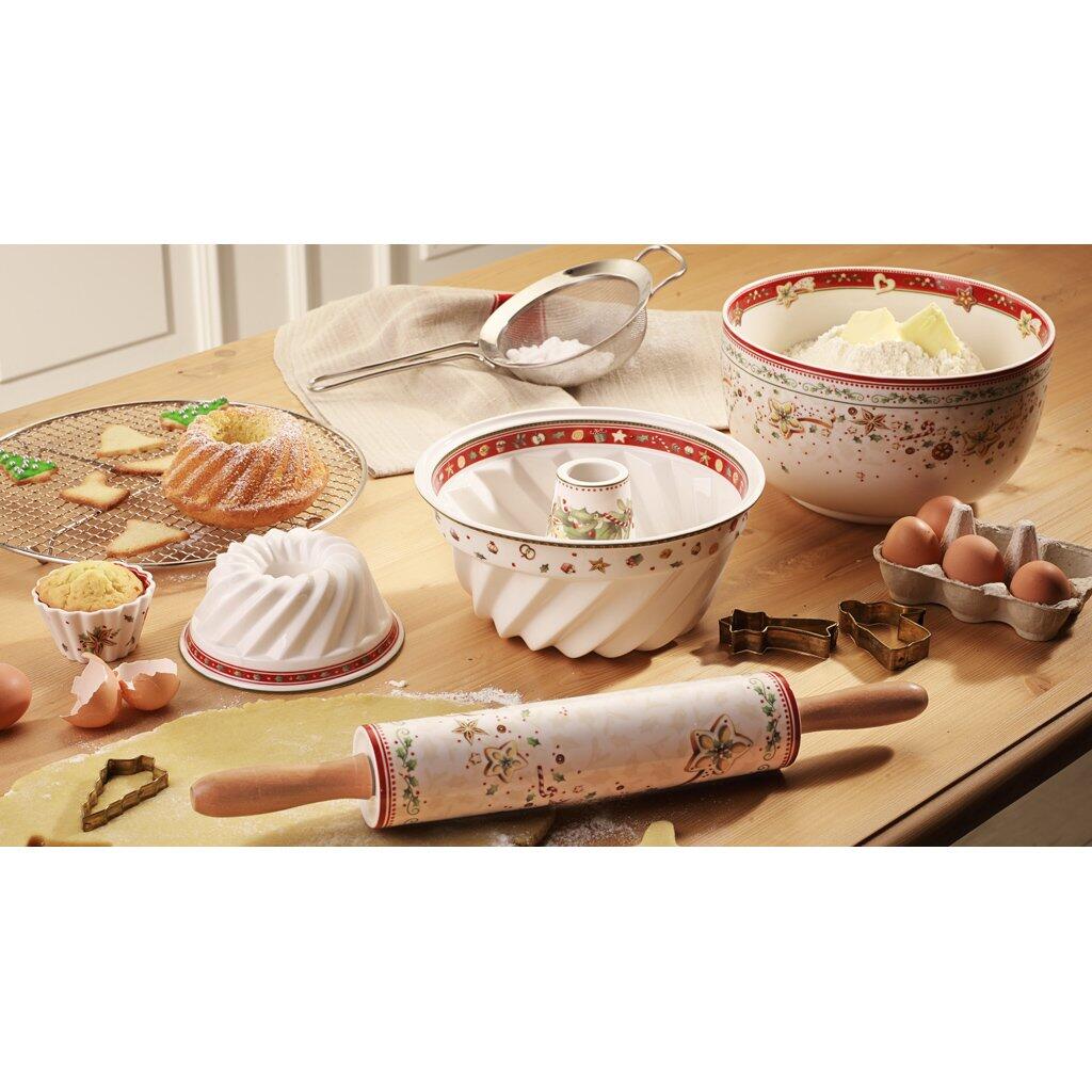Nahaufnahme der Winter Bakery Gebäckdose, groß, neben weiteren Backutensilien und frisch gebackenen Keksen auf einem Holztisch, aufgenommen aus Vogelperspektive.