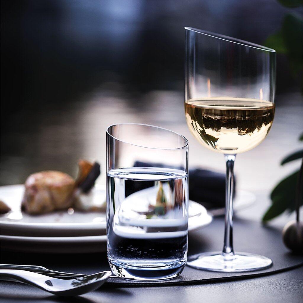 NewMoon Becher Set: Nahaufnahme eines stilvoll gedeckten Tisches mit einem asymmetrisch geneigten Glas, das die Klarheit und Eleganz des Designs hervorhebt.