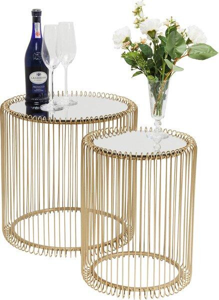 Beistelltisch Wire Brass (2/Set) mit gestapelten runden Glasplatten und goldenen Metallrahmen, die eine Stapelfunktion ermöglichen.
