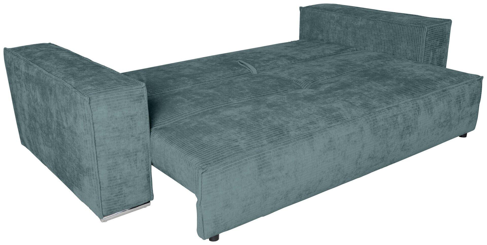 Bigsofa Sky: Hellblaues, dreisitziges Schlafsofa mit ausgefahrener Liegefläche und Ledergriff, das die Boxspring-Konstruktion und die chromfarbenen Metallfüße zeigt.