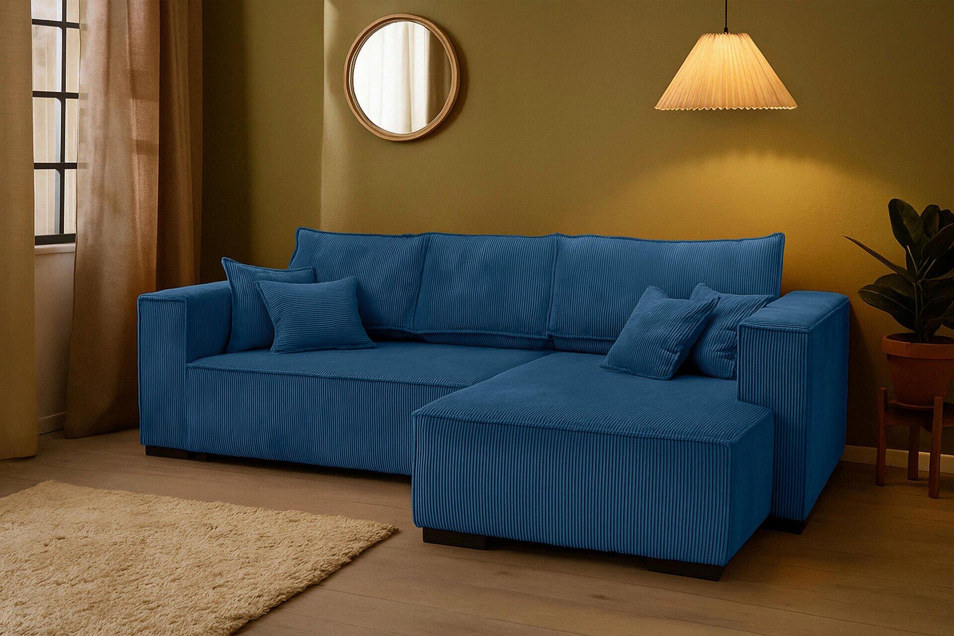 Dunkelblaue Ecksofa "Mango" in ¾-Ansicht mit schwenkbarem Eckteil, niedriger Sitzhöhe und breiten Armlehnen, inklusive zwei Kissen und optionalem Bettkasten.