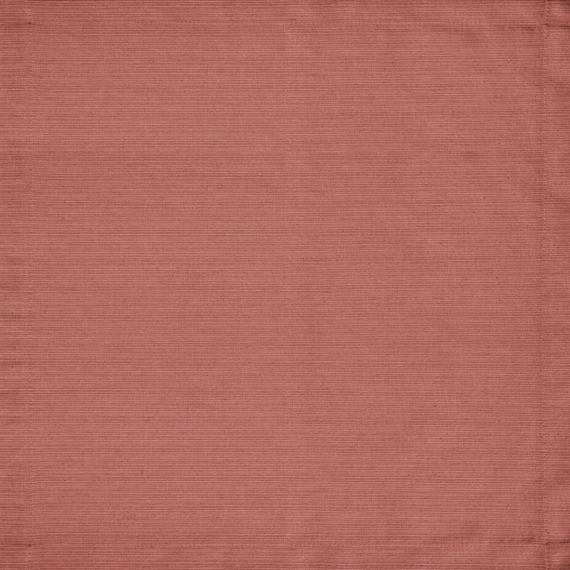 Nahaufnahme des Stoffes der Mitteldecke Fino mit marsala Strukturstreifen in warmem Rotton.