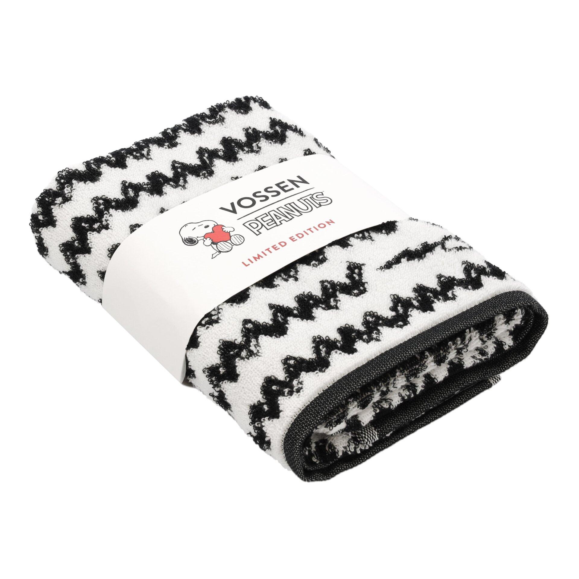 Vossen Duschtuch in Schwarz mit limitiertem Design, das geometrische Wellenmuster und ein Band mit "VOSSEN" Schriftzug und Comic-Motiv zeigt.