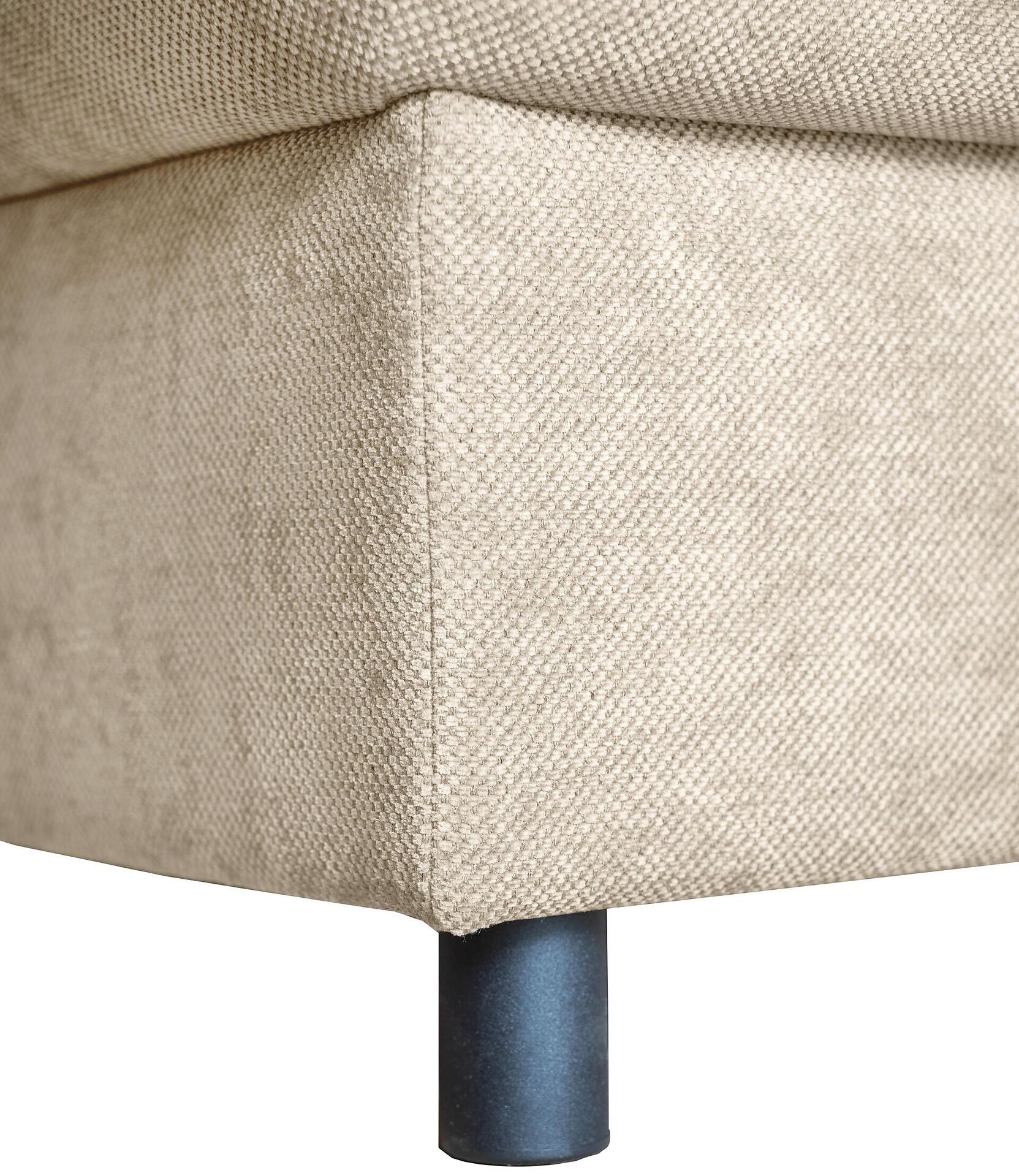 Detailaufnahme des Ecksofas Tokyo mit hellbeige Stoffbezug und pulverbeschichtetem schwarzen Metallfuß.