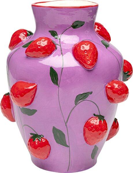 Handbemalte Vase Strawberry Fields aus Dolomit mit lilafarbenem Keramik-Korpus und stilisierten Erdbeeren, die aus der Oberfläche wachsen.