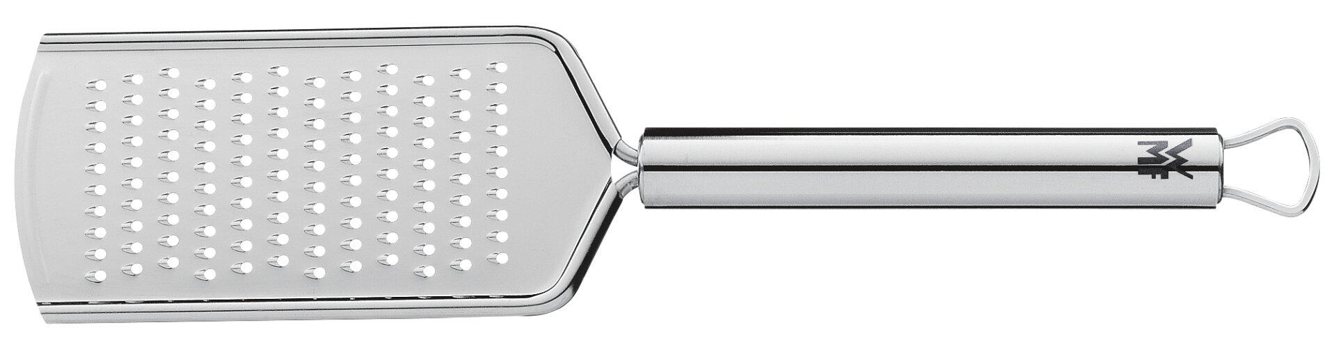 WMF Käsereibe Profi Plus: Edelstahl-Reibeisen mit breiter, gebogener Reibefläche und Öse am Griff.