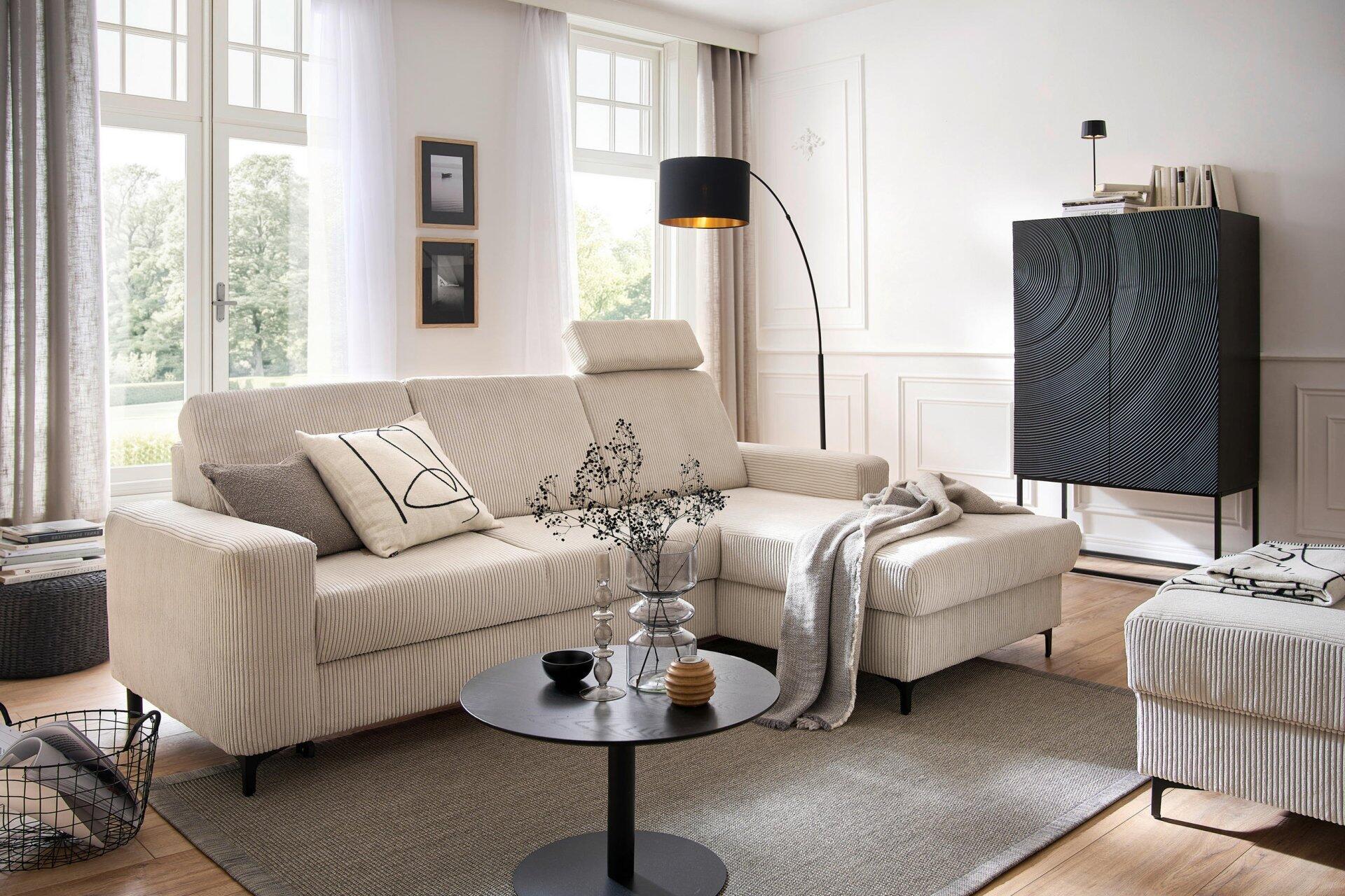 Ecksofa Balina in Beige mit Winkelfüßen, Schlaffunktion und Bettkasten, leicht erhöht fotografiert, zeigt die L-Form und angrenzenden Wohnbereich.