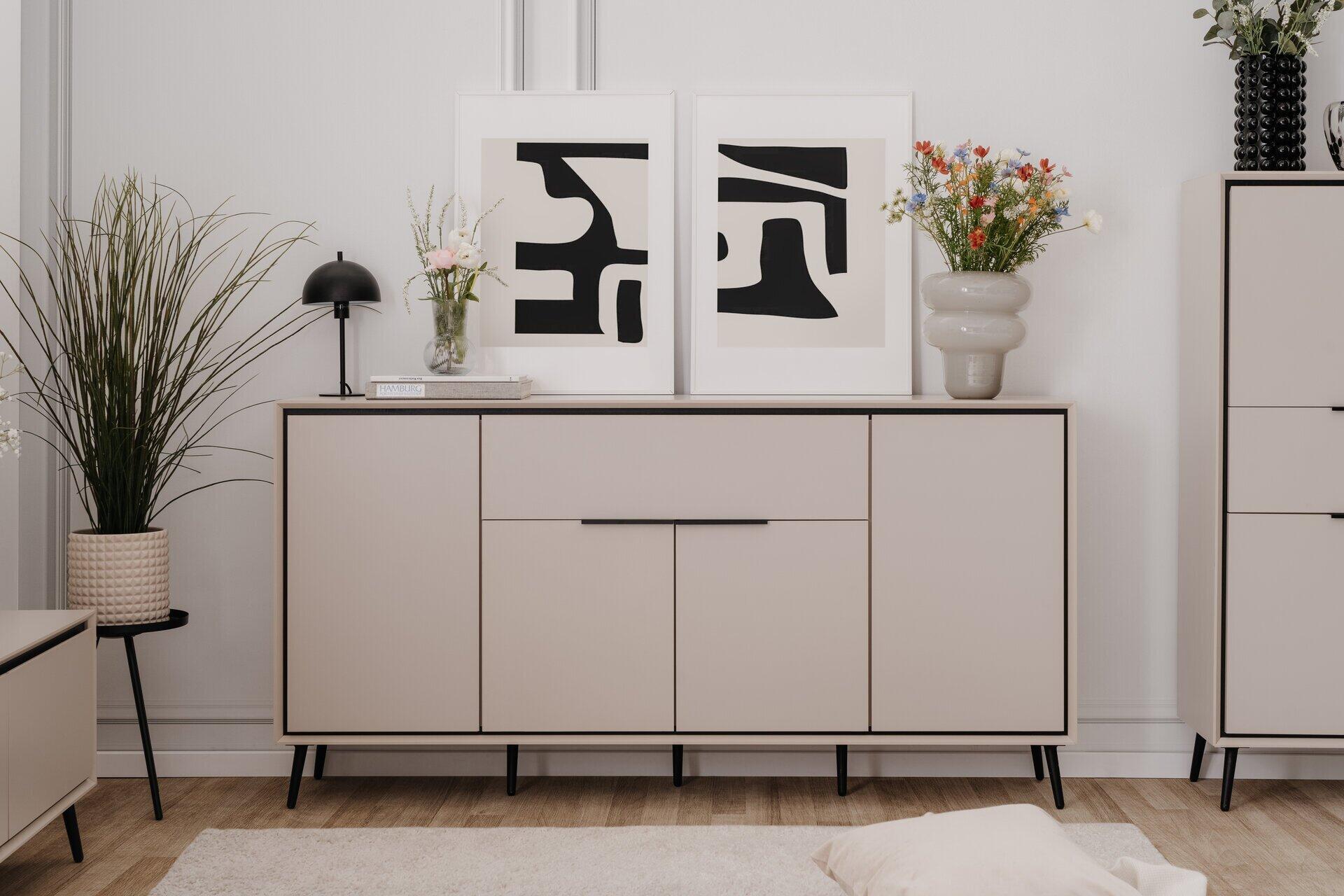 Sideboard Arona 51B mit vier Türen, einer Schublade und schwarzen, konisch zulaufenden Füßen, aus der Seitenperspektive aufgenommen, um die Breite zu zeigen.