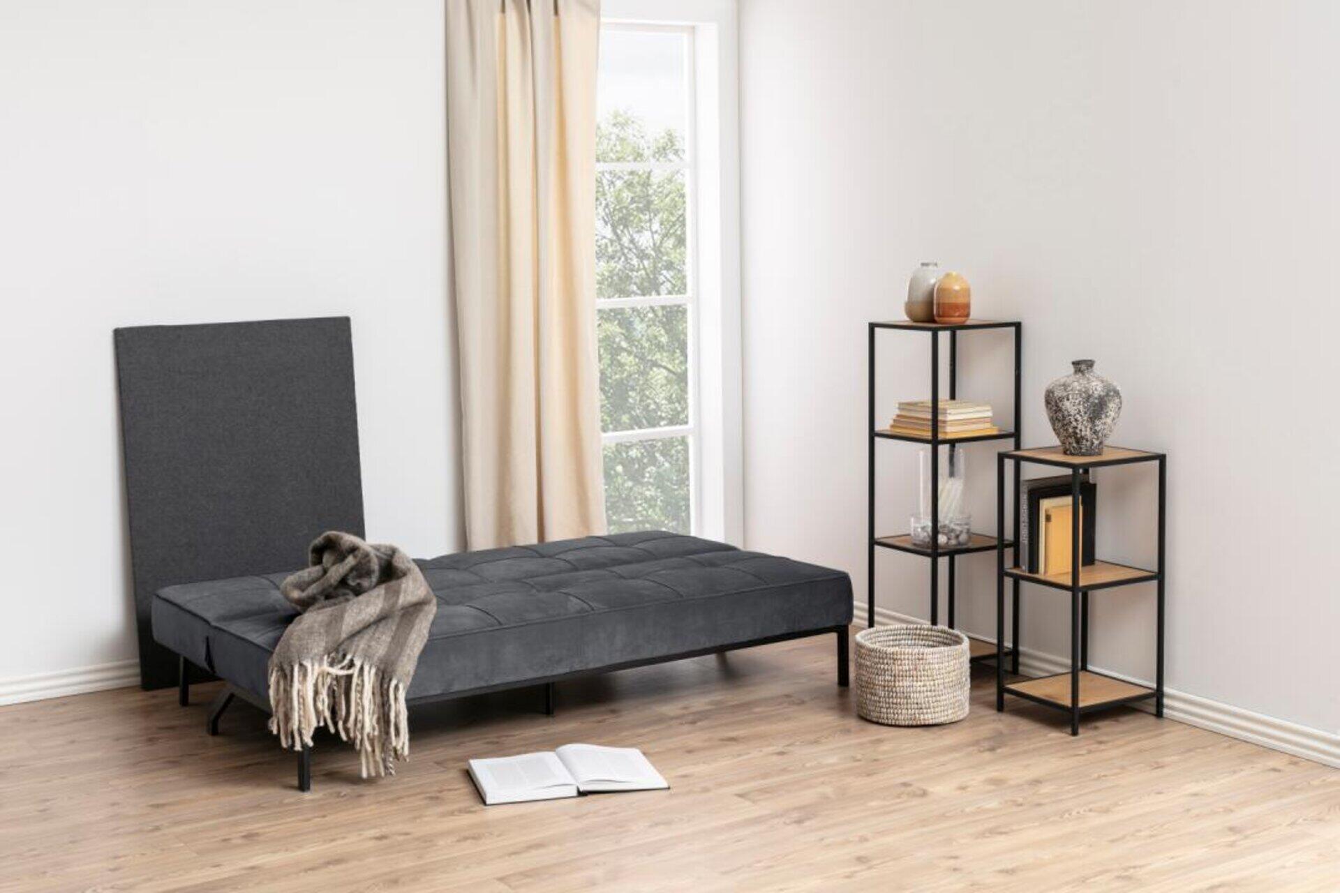Grau bezogene Schlafcouch Perugia mit hohem Rücken und quadratischen Nähten, ausgeklappt auf einem hellen Holzboden.