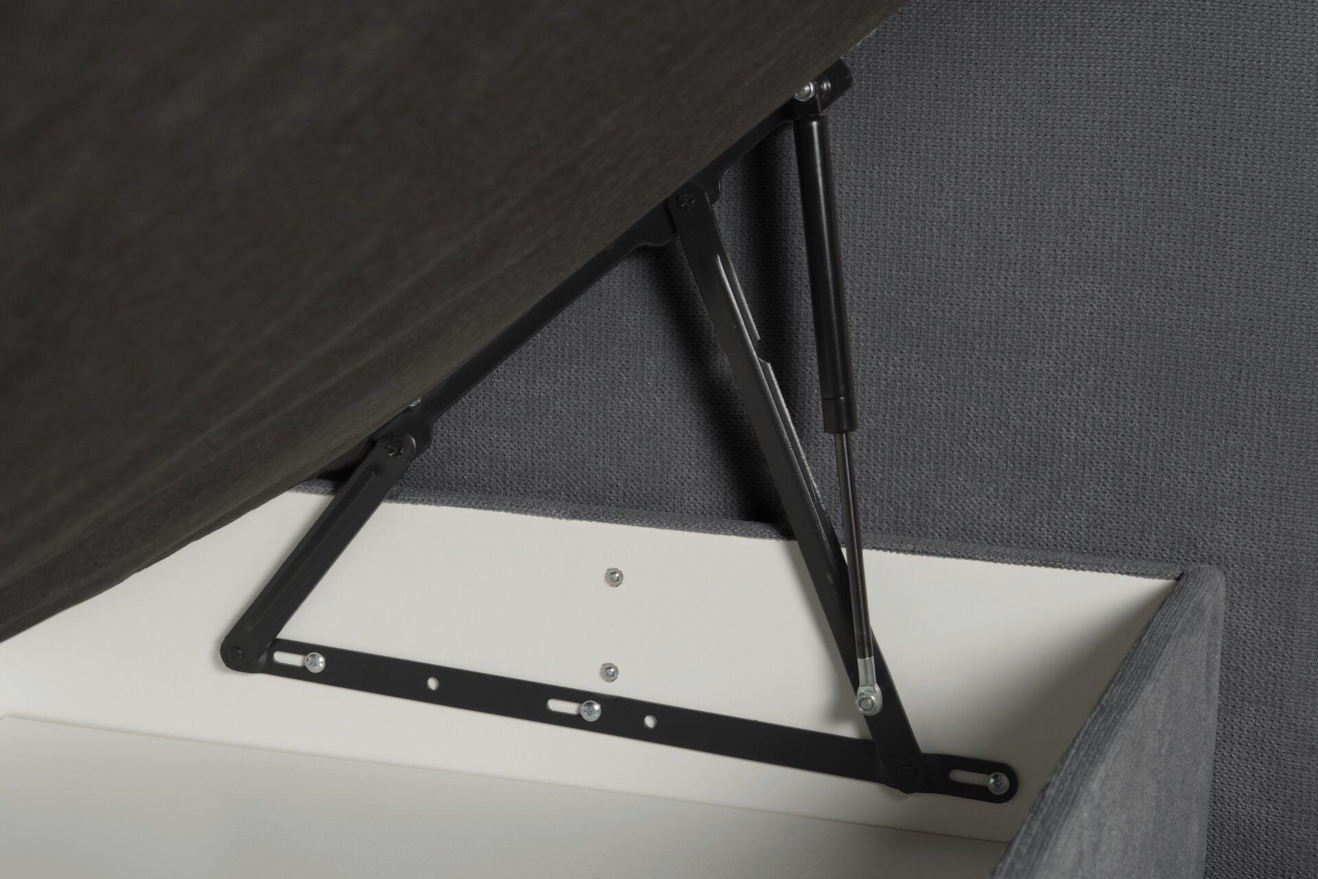 Detailaufnahme des Hebemechanismus mit Gasdruckfedern, der den Stauraum unter dem Boxspringbett Portage BX2110 öffnet.