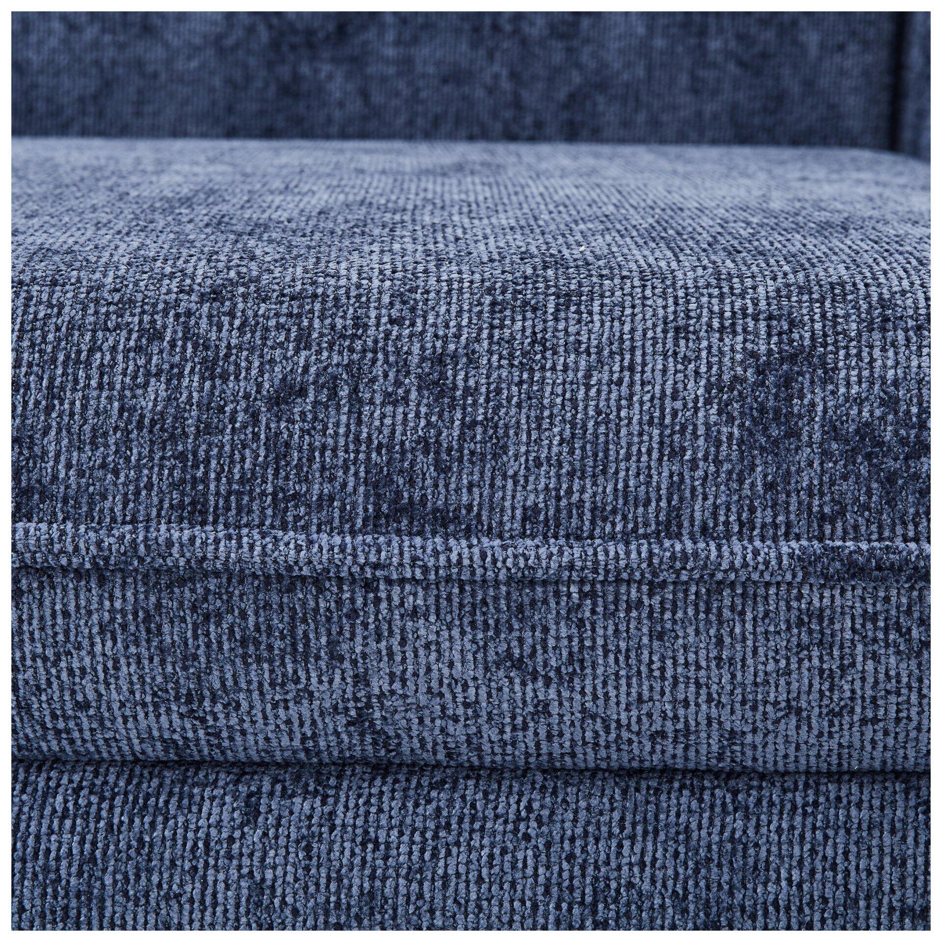 Nahaufnahme der blauen, strukturierten Polsterung des Sofas Santana mit deutlicher Naht.