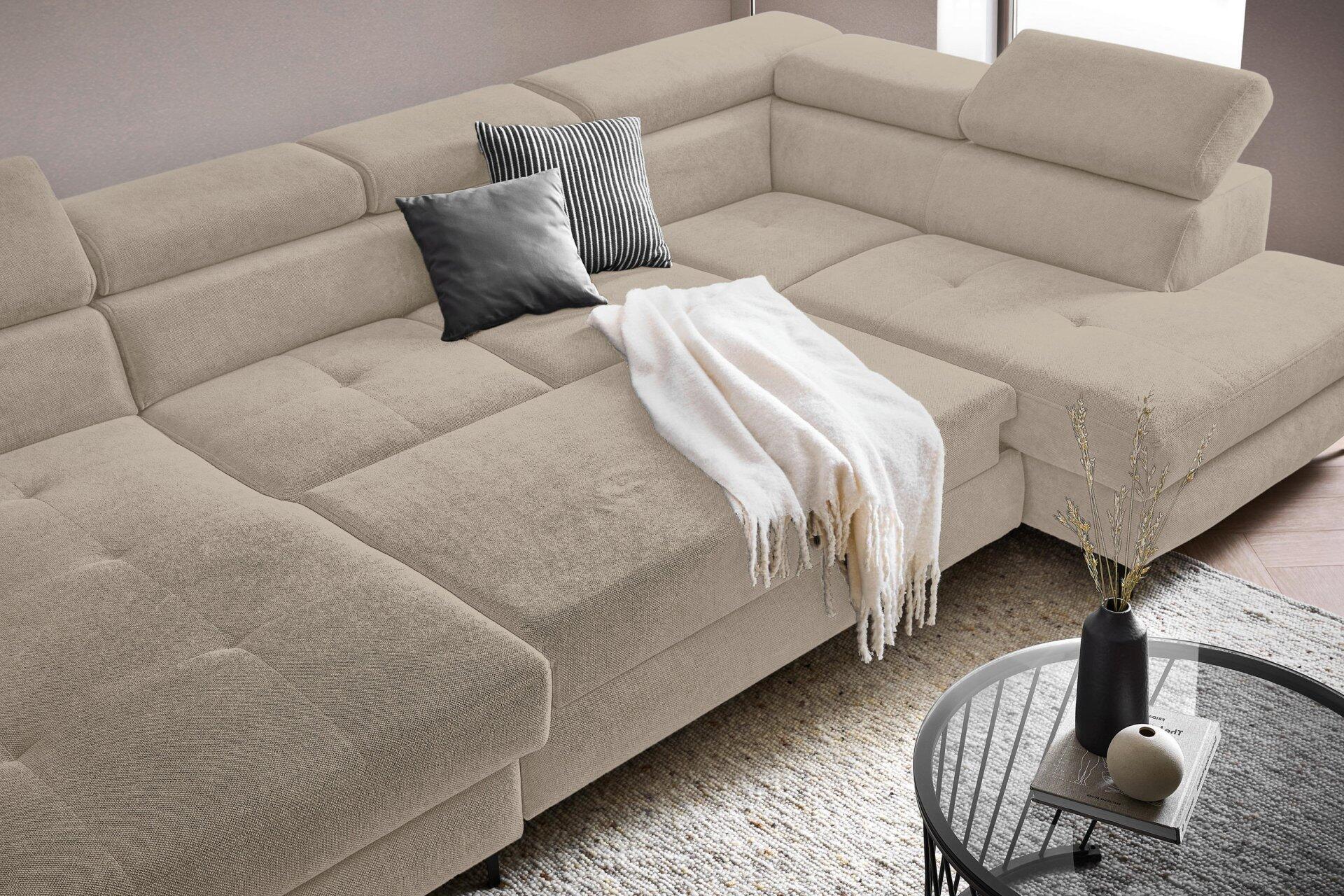 Detailaufnahme der Wohnlandschaft Combo mit abklappbarer Kopfstütze und flexibel verstellbaren Rückenlehnen für individuelle Sitzpositionen.