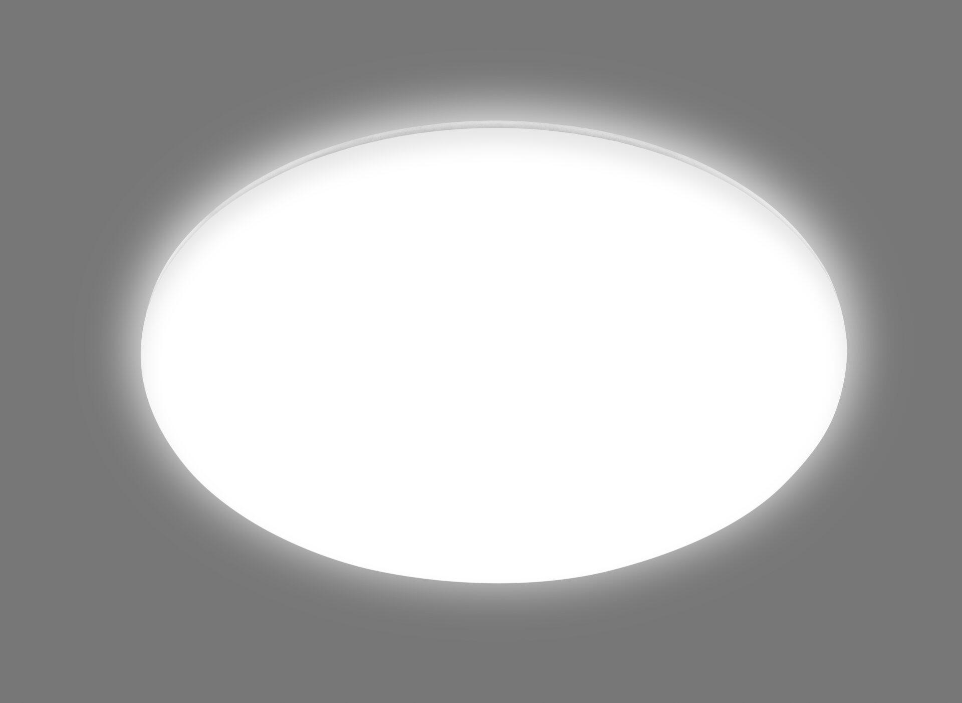 Weiße Wand- und Deckenleuchte Rowny mit hellem Lichtschein und Reflexionen am Rand.