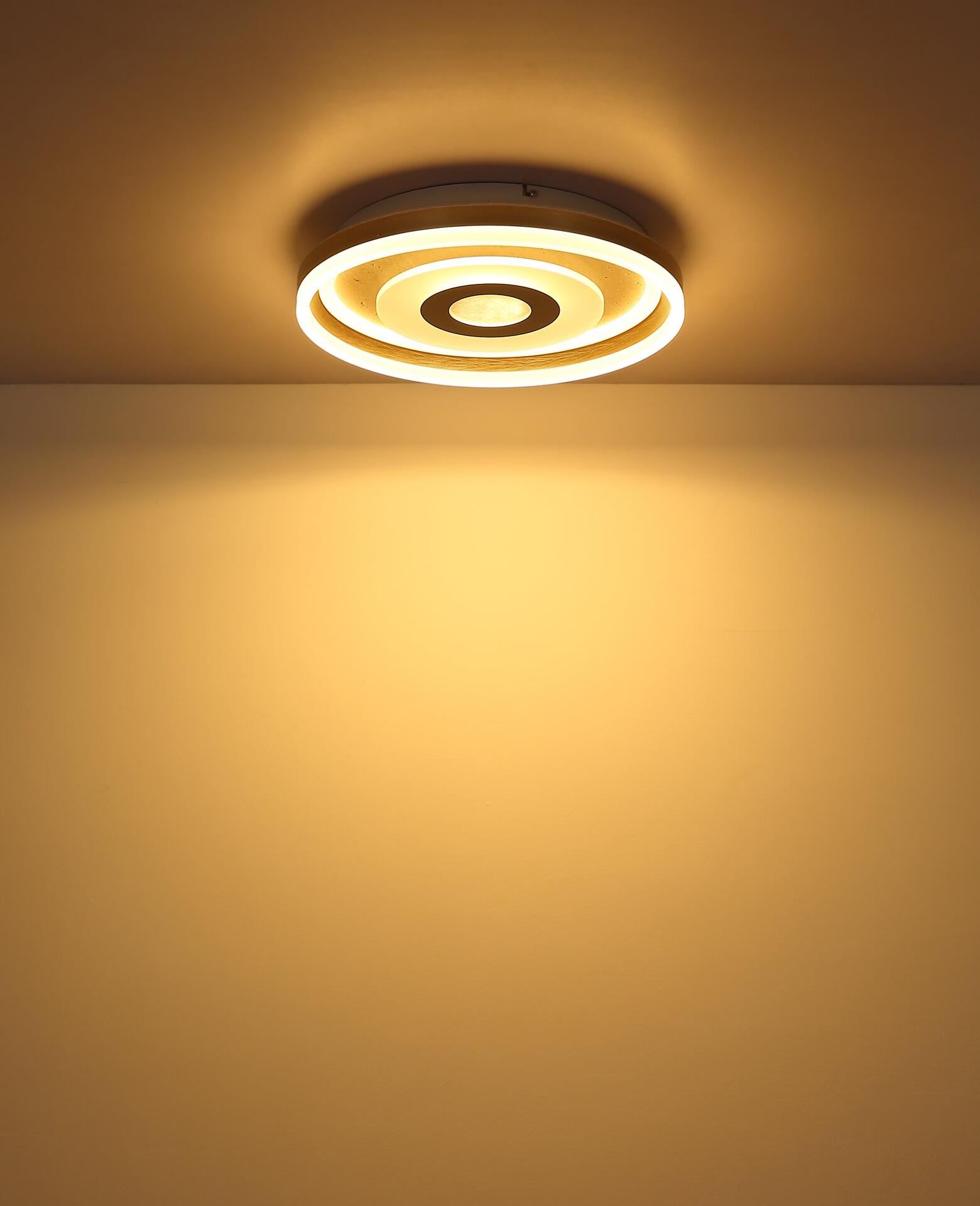 Deckenleuchte CARDENAS mit konzentrischen, ringförmigen Lichtsegmenten in warmer und weißer Ausstrahlung, im Unterputz montiert.