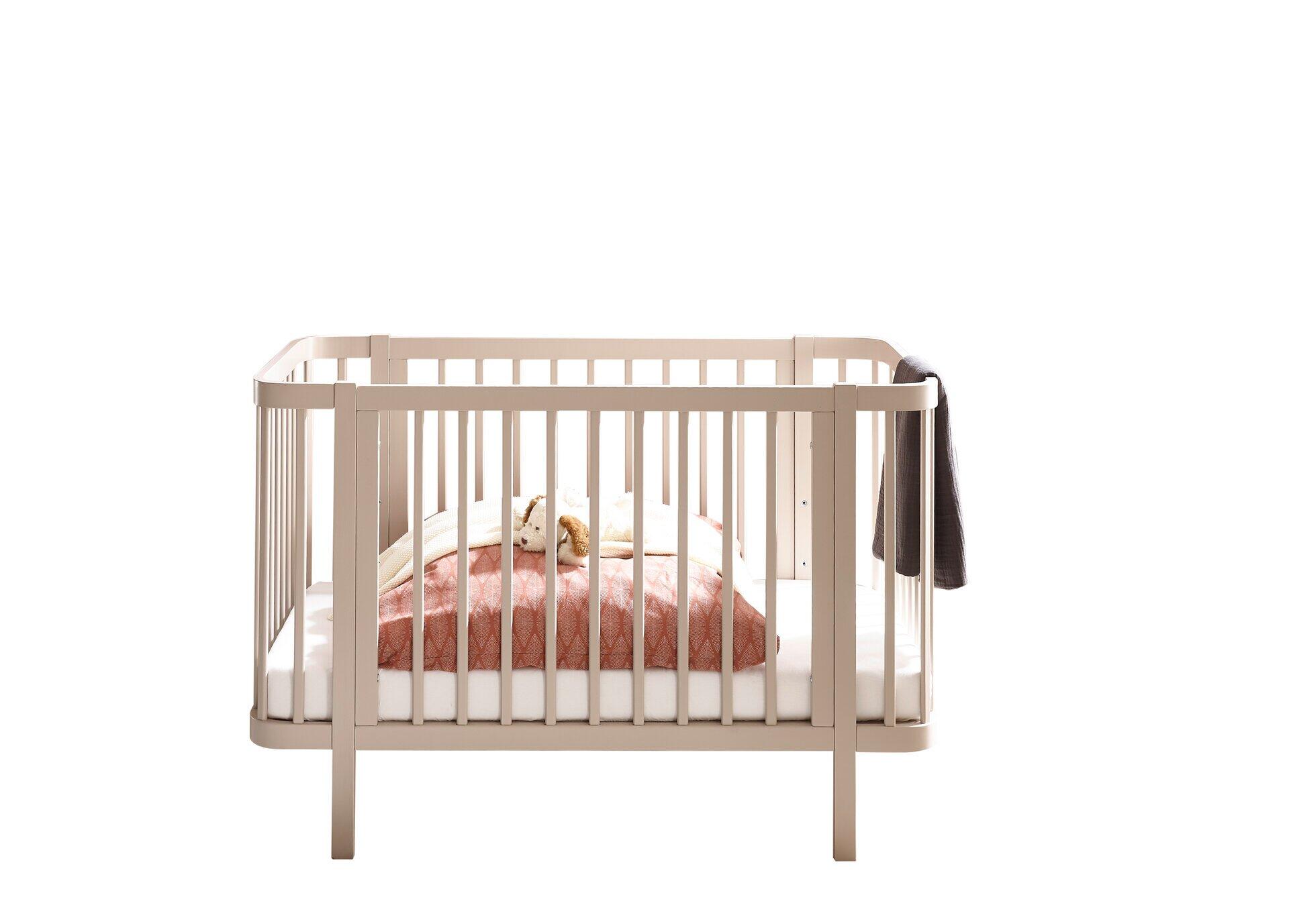 Babybett Peppini in hellgrau mit vertikalen Gitterstäben und Umbauseite, aus der Seitenansicht detailliert dargestellt.