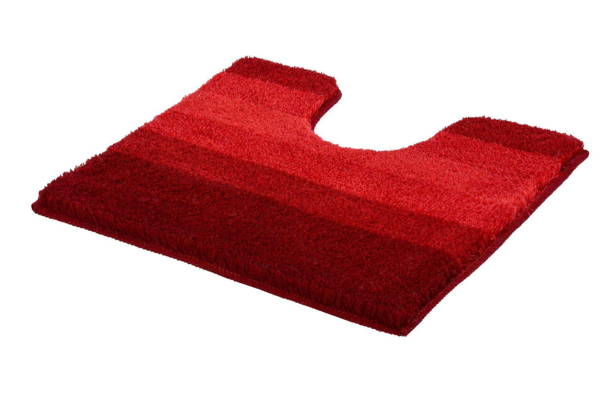 Weinroter WC-Vorleger Palace aus Polyester mit strukturierter, flauschiger Oberfläche und einer charakteristischen, leicht asymmetrischen Form.