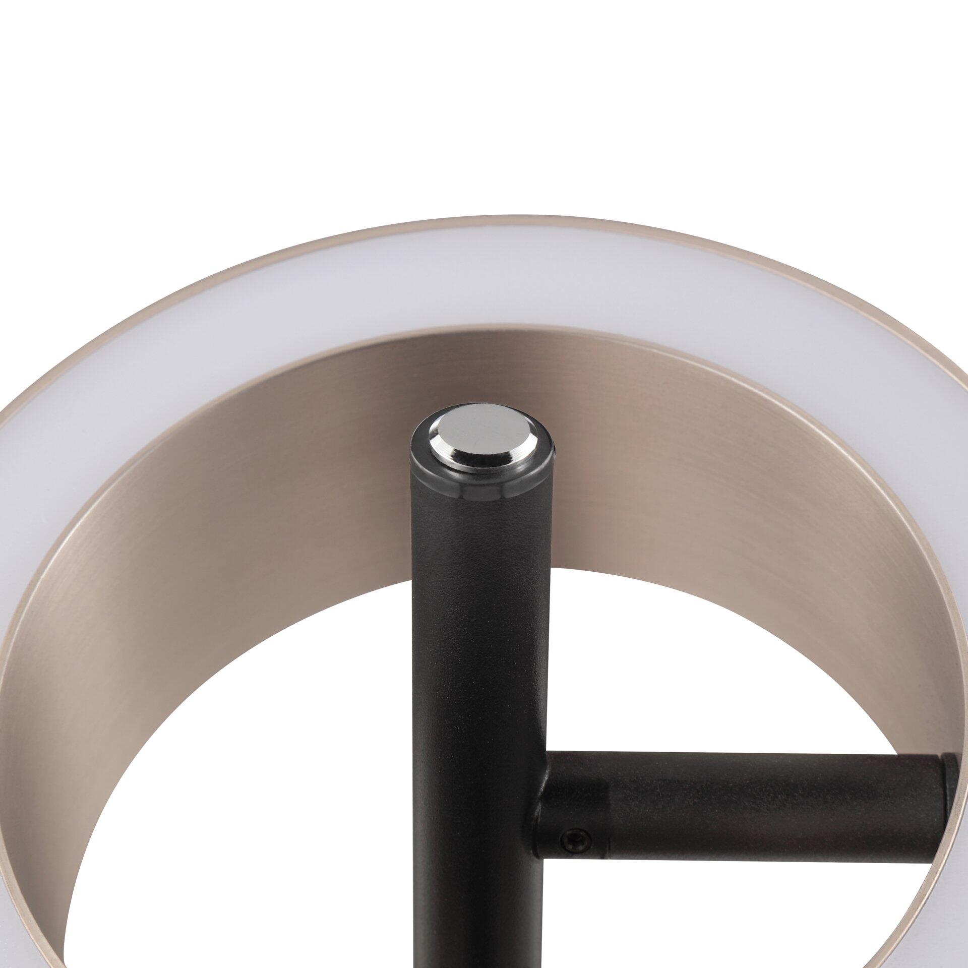 Schwenkbare Tischleuchte Axion mit schlankem, gebürstetem Metallfuß und zylindrischem Design in einer Detailaufnahme.