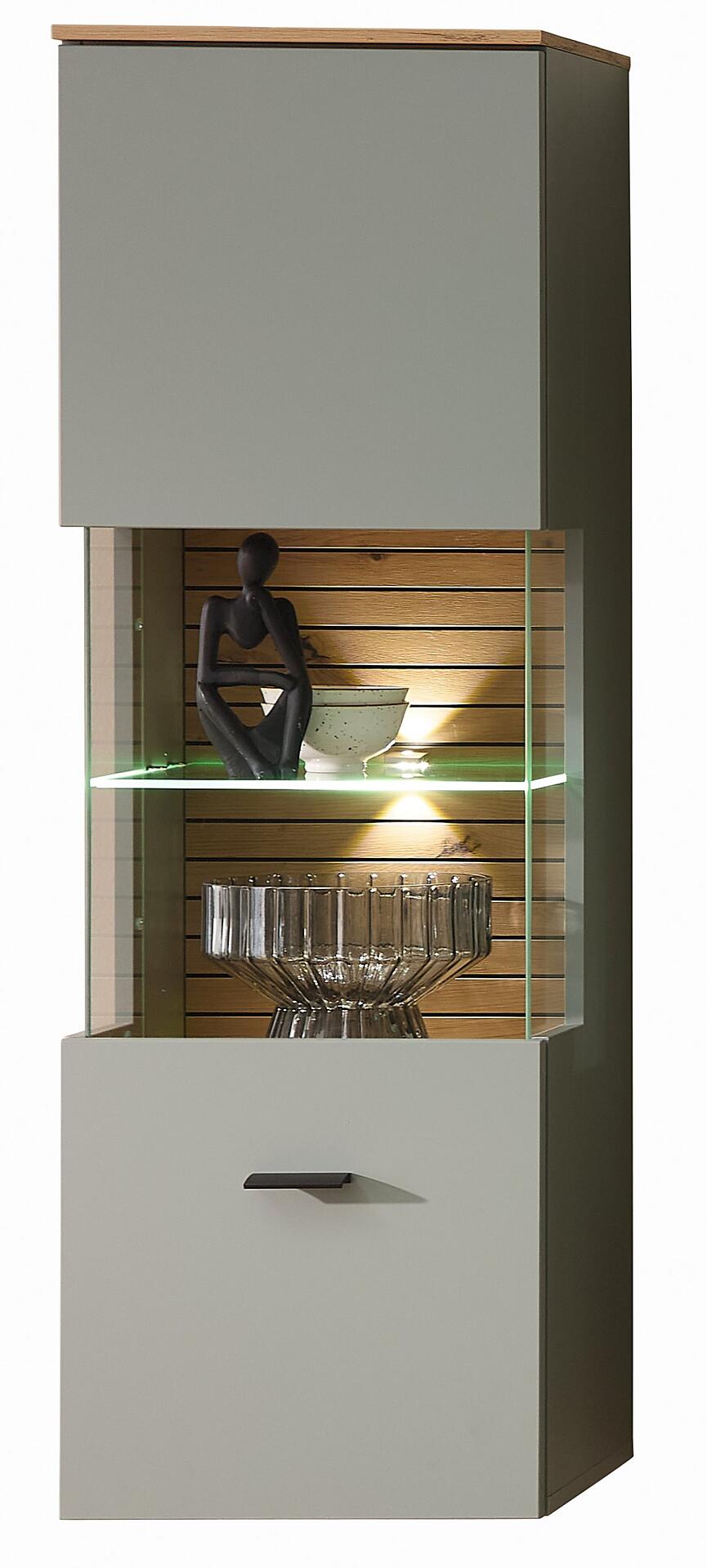 Hängevitrine Ina in Grau mit Artisan-Eiche-Oberkante, LED-beleuchteten Glasböden und dekorativen Objekten.