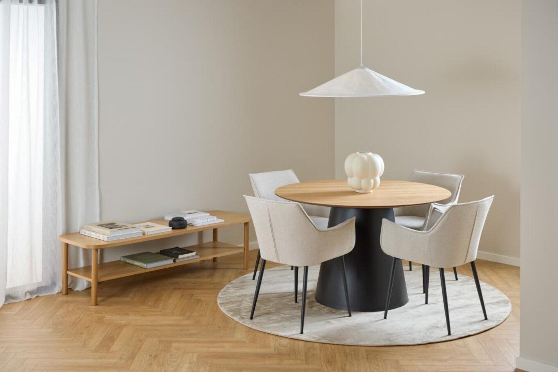 Couchtisch Banbury in einer stilvollen Essecke mit Rundtisch, Holzbank mit Regalböden und Pendelleuchte.