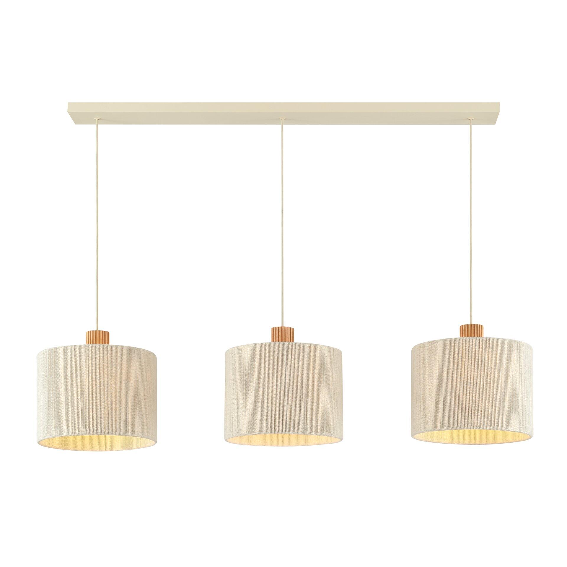 Drei Pendelleuchten Arlo mit zylindrischen, beige-cremefarbenen Lampenschirmen und Holzapplikationen, arrangiert an einer weißen Metallstrebe und hängend an beigen Kabeln.