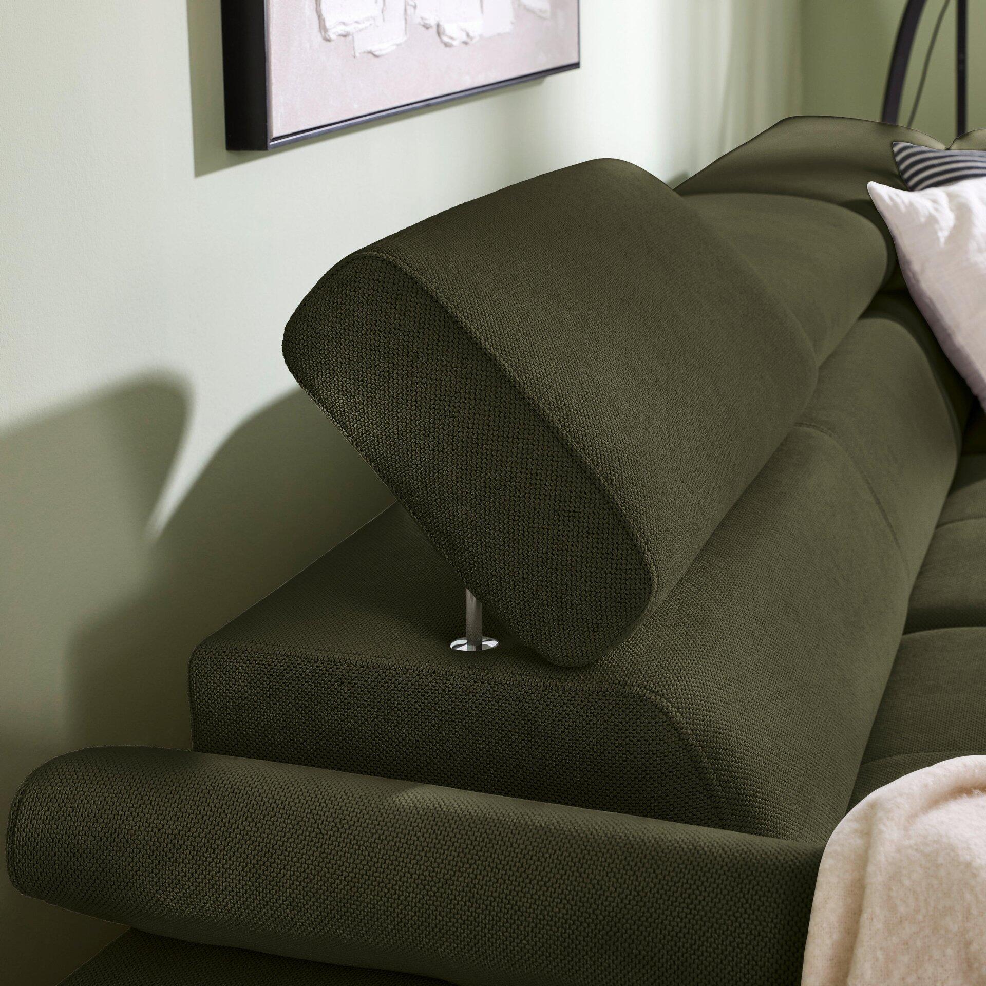Ecksofa Combo mit abklappbarer Kopfstütze und verstellbaren Nackenkissen mit metallischen Beschlägen.