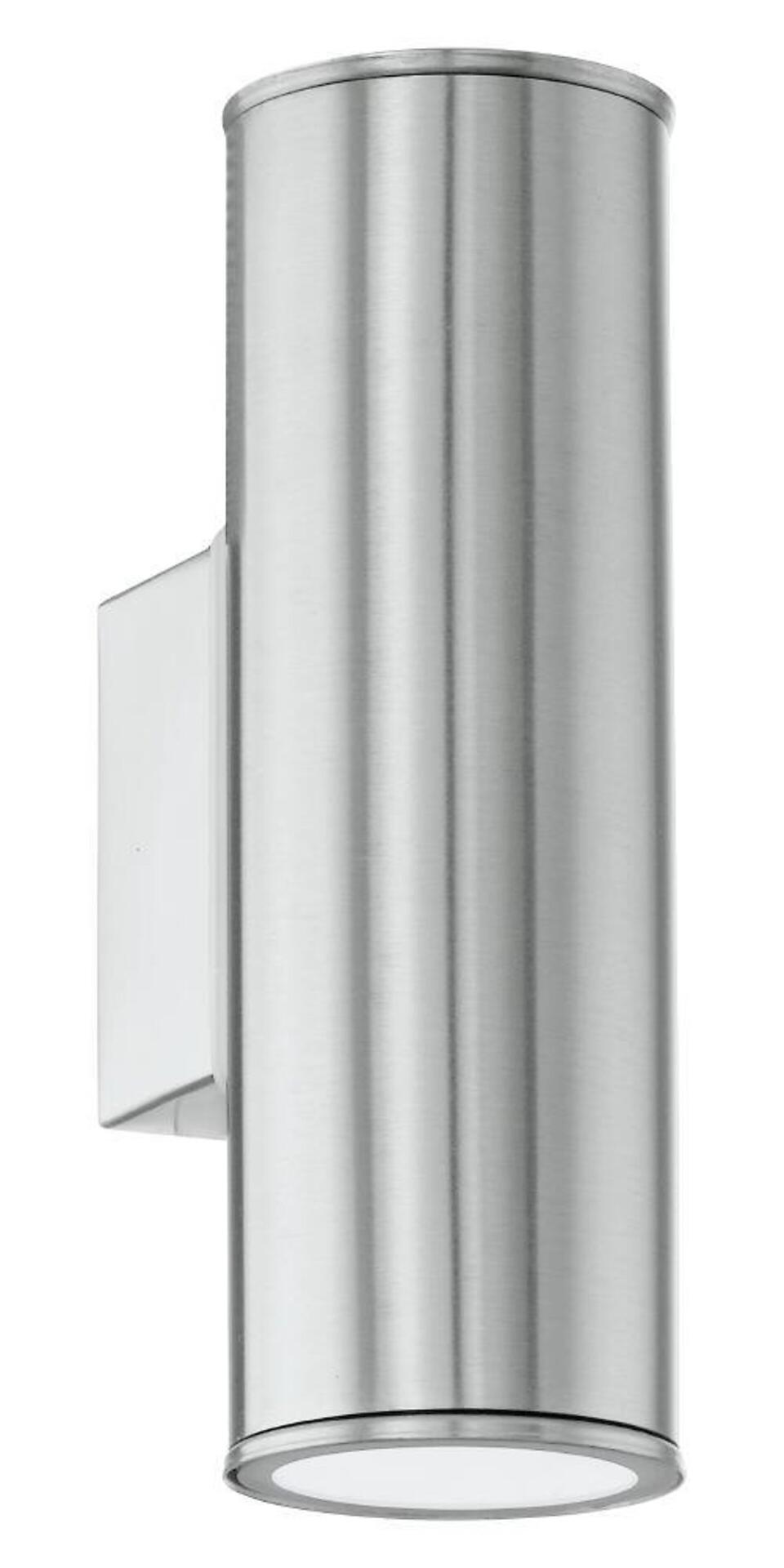 Moderne Aussenwandleuchte Riga von Eglo mit zylindrischer Form und gerichteter Lichtabstrahlung, frontale Ansicht mit integrierter Montageplatte.