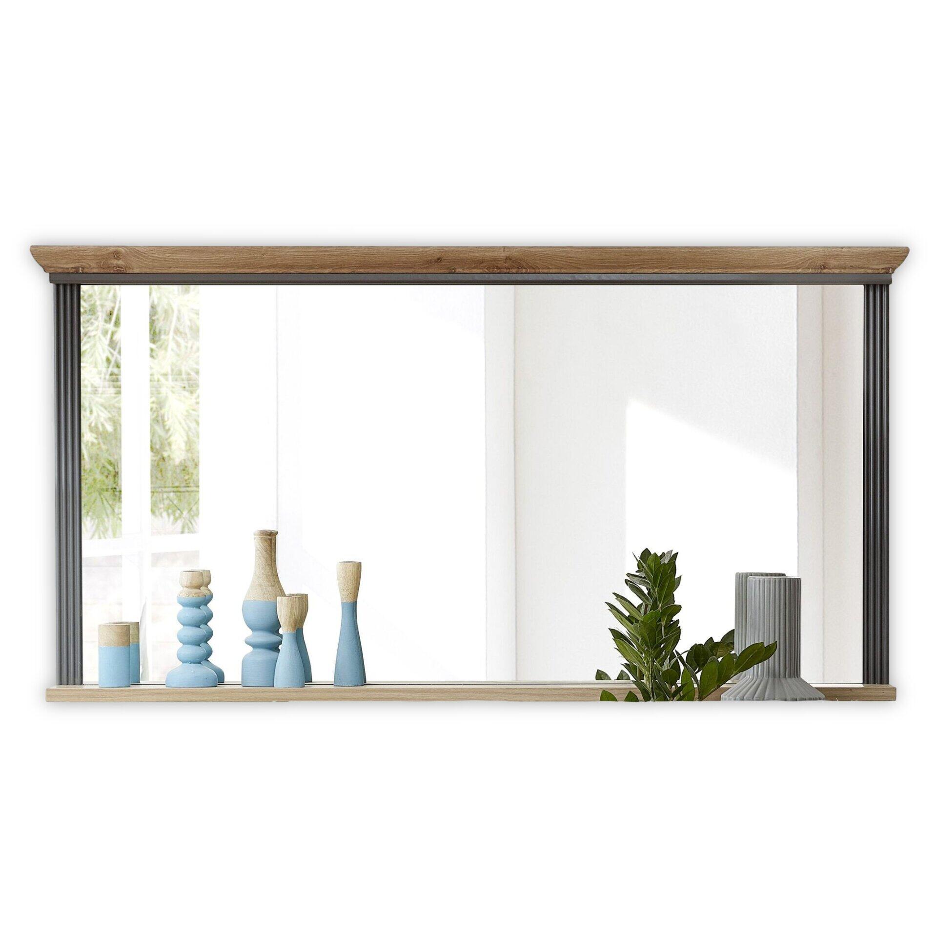 Spiegel Jasmin mit hellem Holzrahmen und integrierter Ablagefläche zur Dekoration, an einer Wand befestigt.