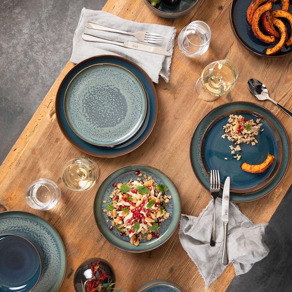 Draufsicht auf zwei Crafted Breeze Teller von Villeroy & Boch mit Salat und Besteck auf einer gedeckten Holztischplatte.