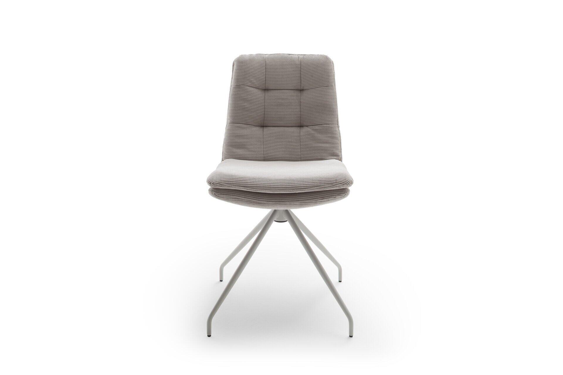 Stuhl Flame Chair mit Drehfunktion und detailreicher Rückenpolsterung aus hellgrauem Stoff mit vertikalen Kissen, erkennbar am charakteristischen Spinnenfuß aus gebogenen Metallstreben.