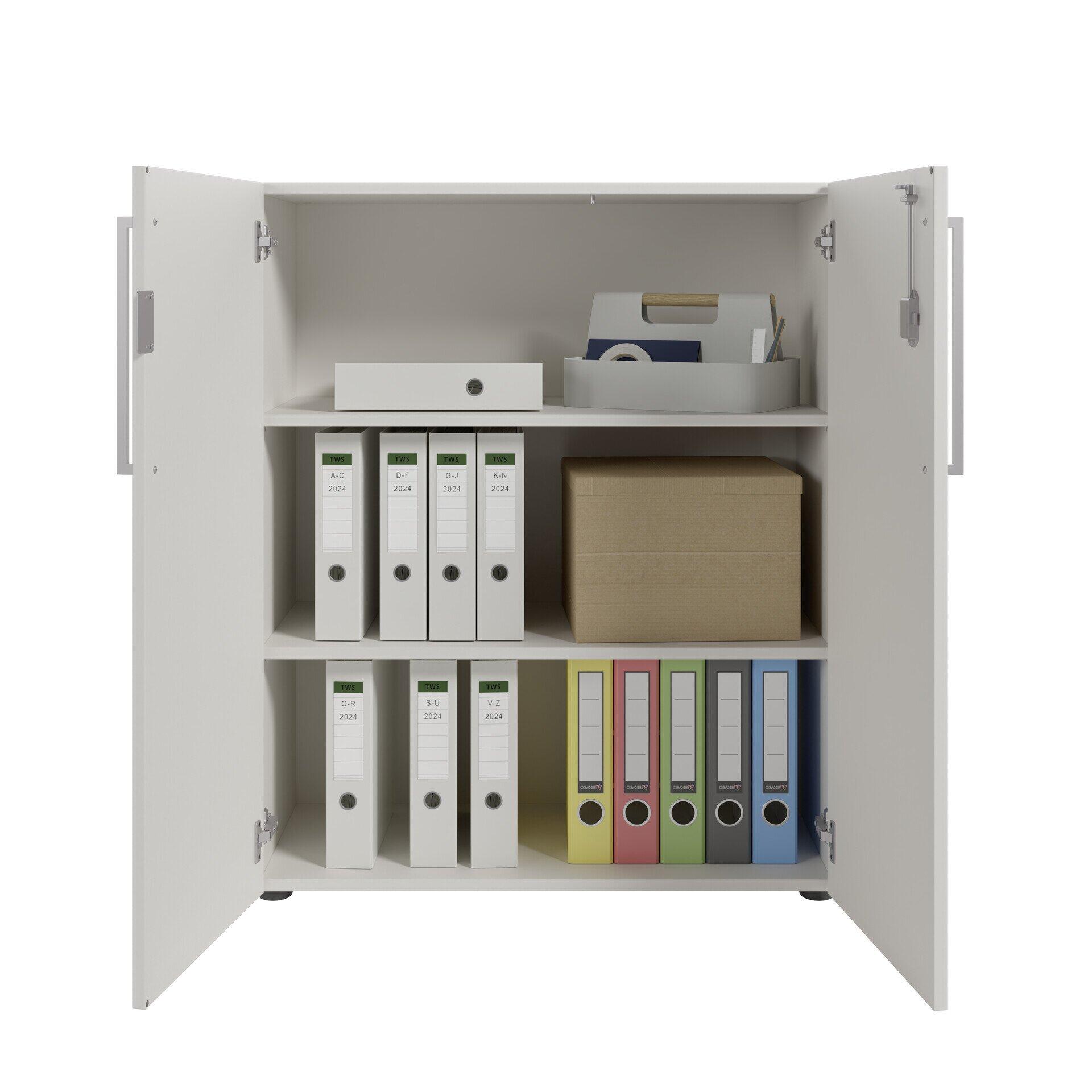 Aktenschrank Colorado mit geöffneter Tür und verstellbaren Einlegeböden, auf denen farbige Ordner liegen.