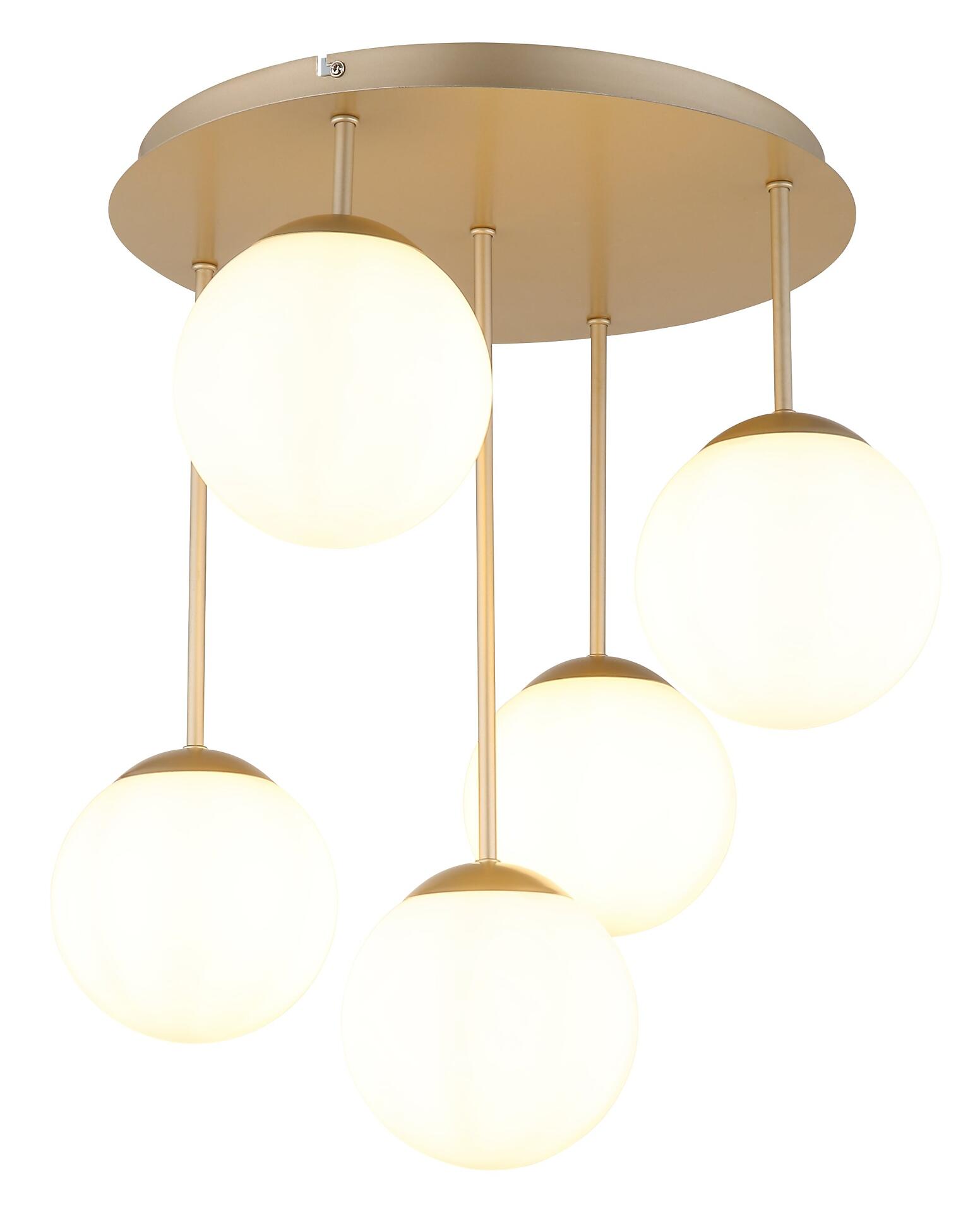 Deckenleuchte HARMON mit fünf weißen Glaskugeln, die an goldenen Stäben aus einem runden Montageteller hängen, aus Vogelperspektive zur Darstellung des Designs.