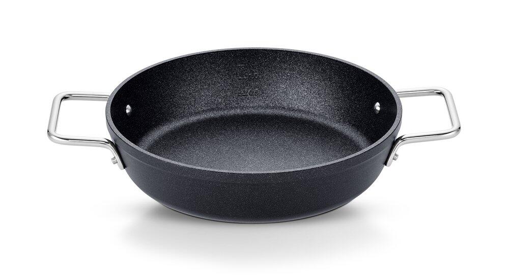Servierpfanne Adamant®, Ø24cm, mit Messskala im Boden und gebogenen Seitengriffen.