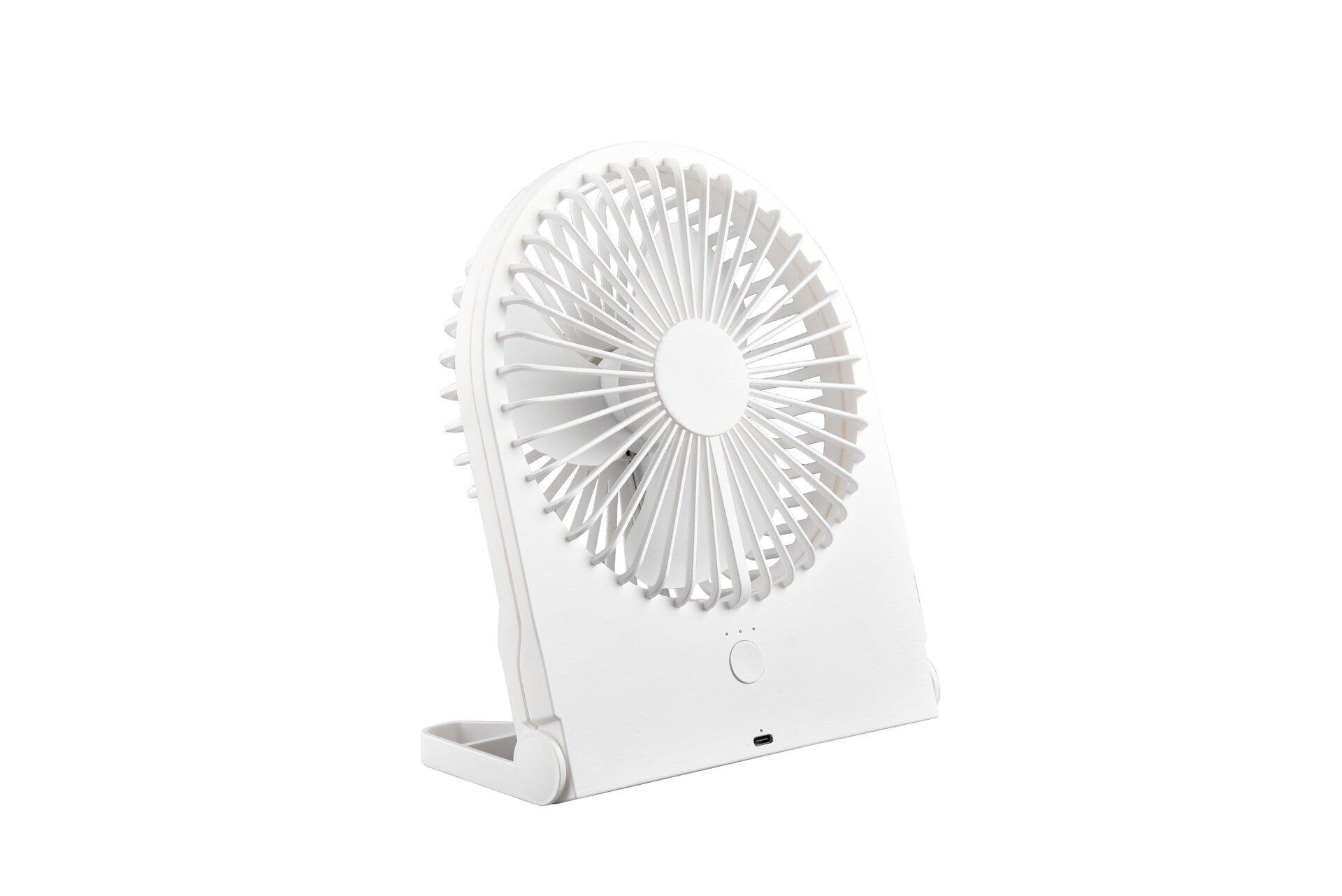 Weißer Tischventilator Breezy mit klappbarem Fuß, Drehschalter und rotierenden Kunststoffflügeln, dargestellt in einer schrägen Seitenansicht.
