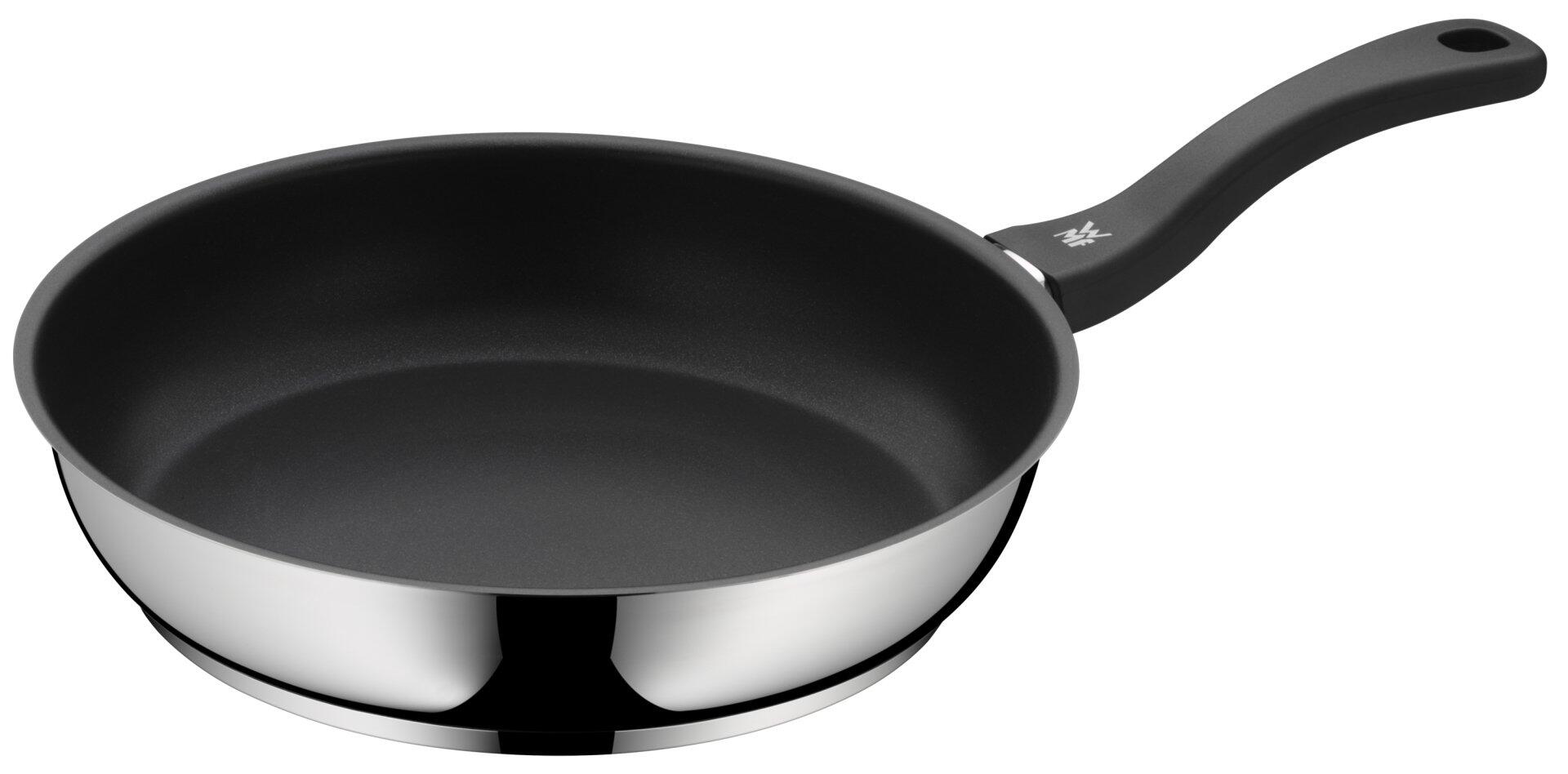 WMF Pfannen-Set Devil: Eine 28 cm Bratpfanne in leicht schräger Perspektive zeigt den Innenraum und den ergonomisch geformten Griff mit WMF-Logo.