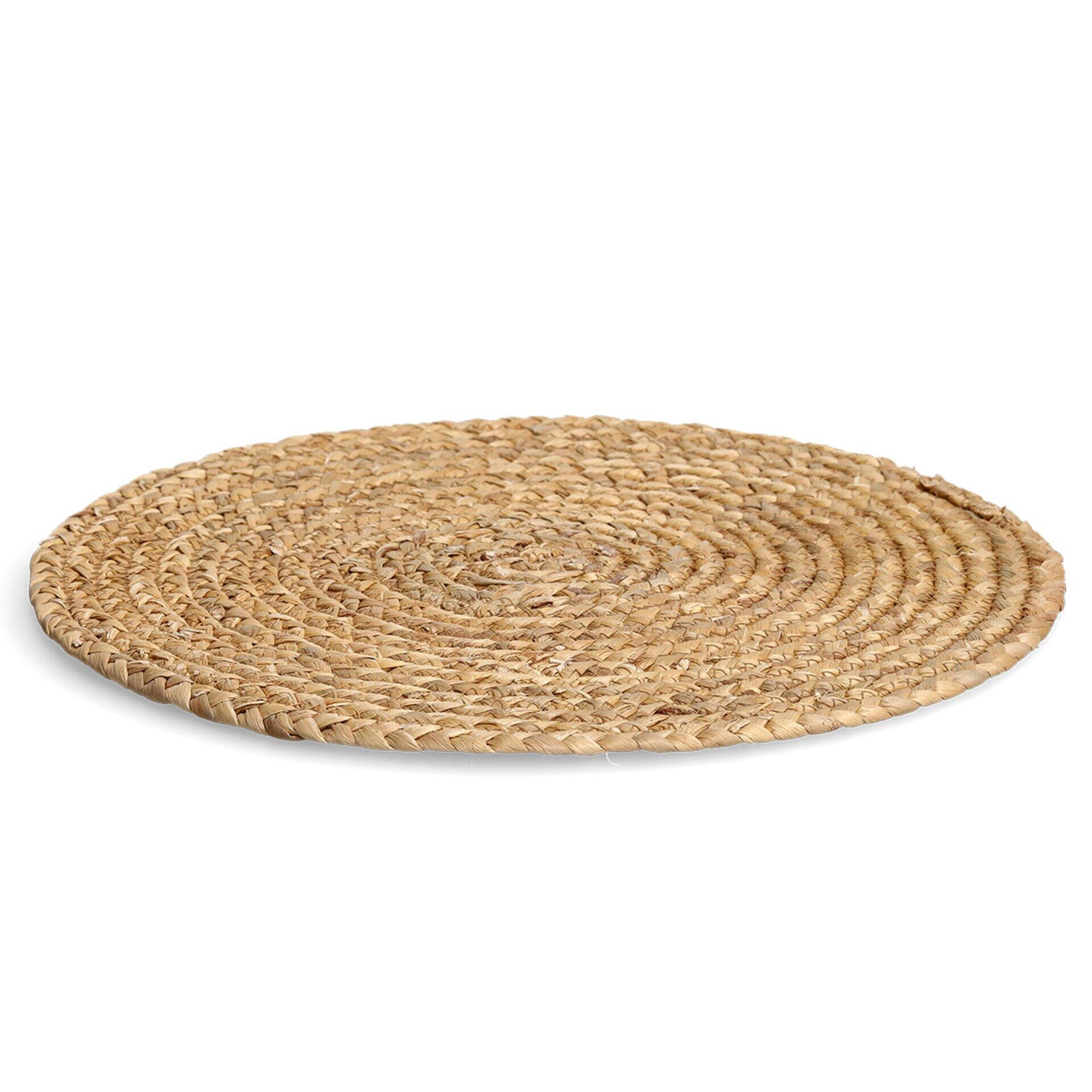 Runder Rattanstuhl mit spiralförmig geflochtenem Rattanmuster in Vogelperspektive.