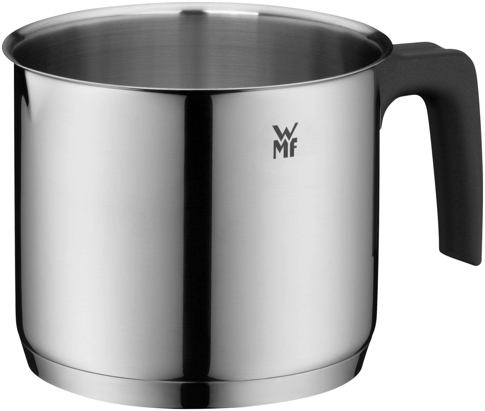 Milchtopf aus Edelstahl von WMF mit Ø 14 cm und ergonomisch geformtem, schwarzem Griff in Frontalperspektive.