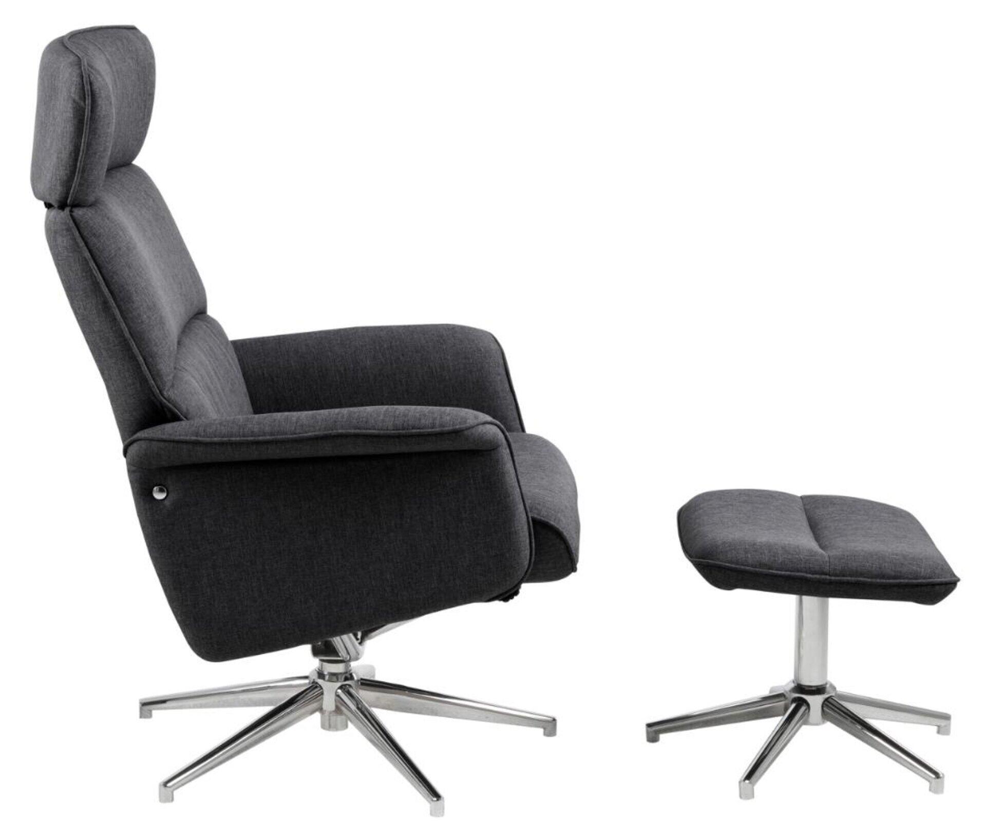 Grauer Recliner mit Hocker Alura in seitlicher Ansicht, zeigt die hohe Rückenlehne mit Kopfstütze, die verchromten Rollen und die versetzte Rückenlehne, die auf die manuelle Reclinerfunktion hinweist.