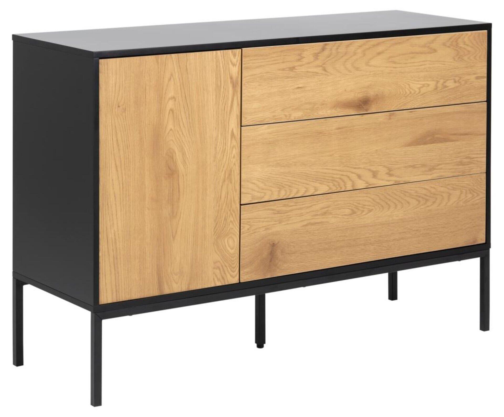 Anrichte Seaford mit push-to-open Funktion, einer Tür und drei Schubladen, dargestellt in Frontalperspektive mit Holzfurnier in Eiche und schwarzem Rahmen.