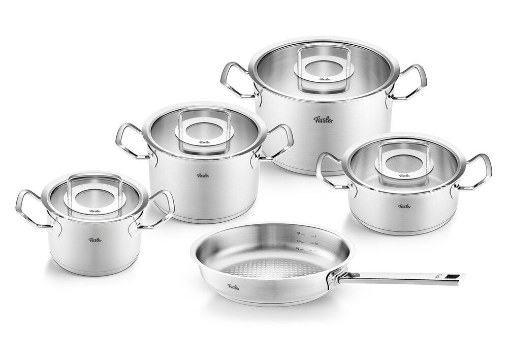 Fünf Edelstahl-Töpfe unterschiedlicher Größe mit Deckel und eine Bratpfanne mit Kunststoffgriff der Original-Profi Collection® aus der Vogelperspektive.