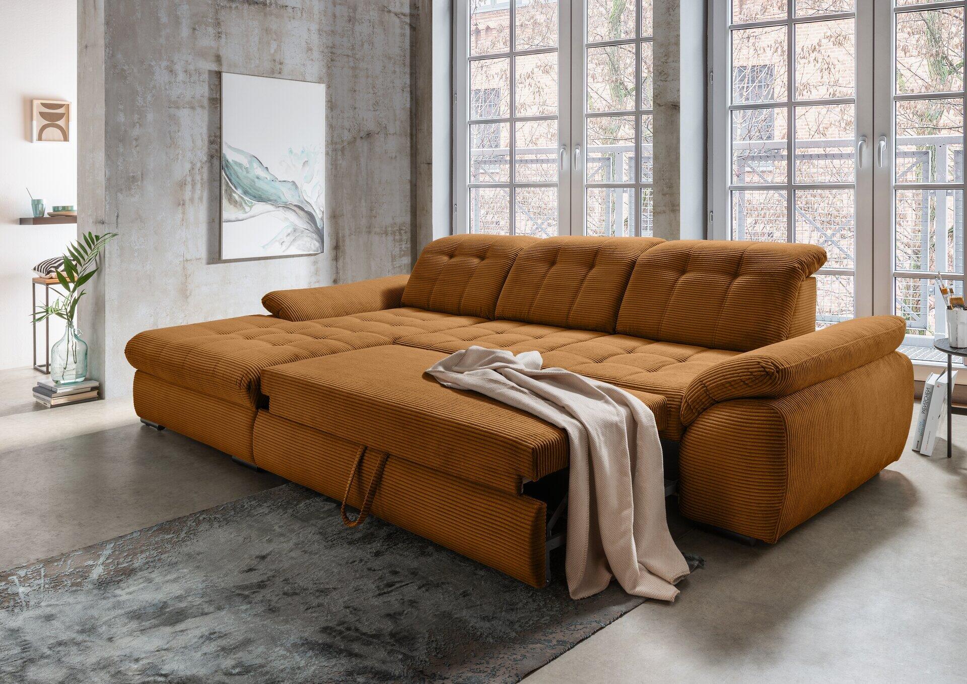 Ecksofa Rigatti in Orange mit Cordbezug und Sitztiefenverstellung, aufgeklappt zur Schlaffunktion, leicht erhöhte Perspektive im Raumambiente.