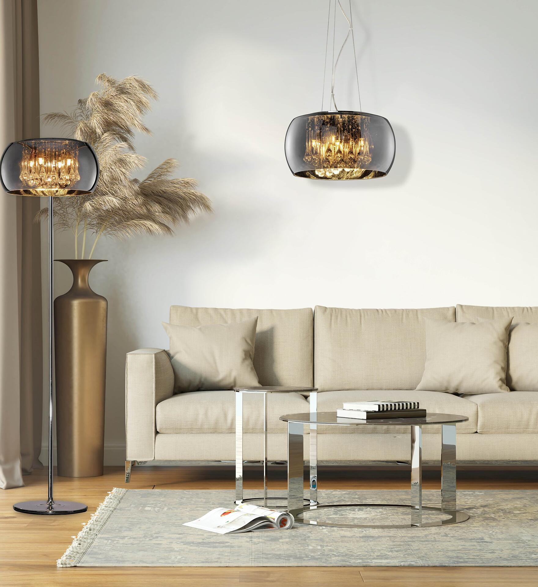 Pendelleuchte Vapore, stilvoll integriert in ein Wohnzimmer mit Sofa, Couchtisch und Stehlampe.