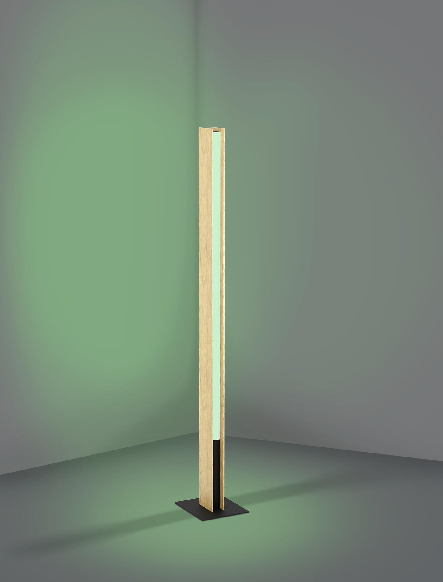 Stehleuchte Anchorena-Z mit schlankem, rechteckigem Design und hellem Holzimitat, die in Frontalperspektive warmes Licht ausstrahlt.