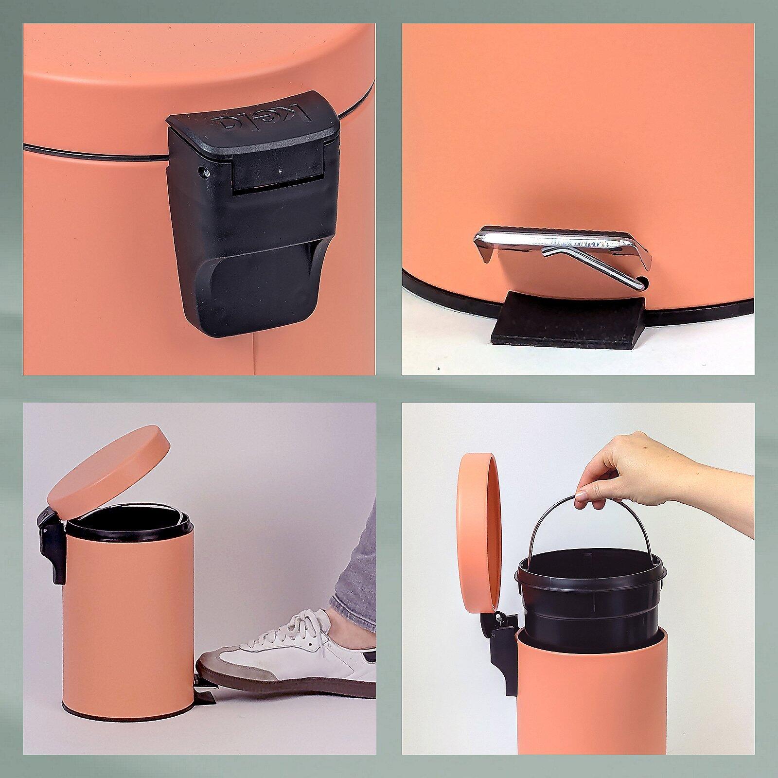 Kosmetikeimer Monaco, hoch und zylindrisch in Orange, mit Pedalmechanismus, der durch eine Person mit Jeans und Turnschuhen betätigt wird.