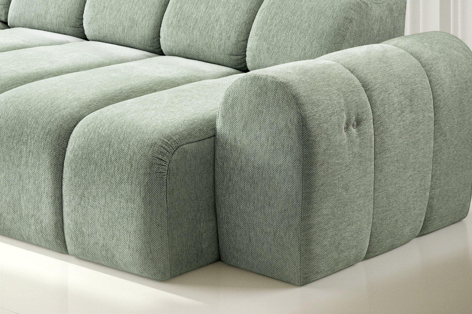 Modulares Ecksofa Corfu mit hellgrüner Oberfläche und abgerundeten Kanten, das durch seine geometrische Struktur und flexible Sitzfläche gekennzeichnet ist.